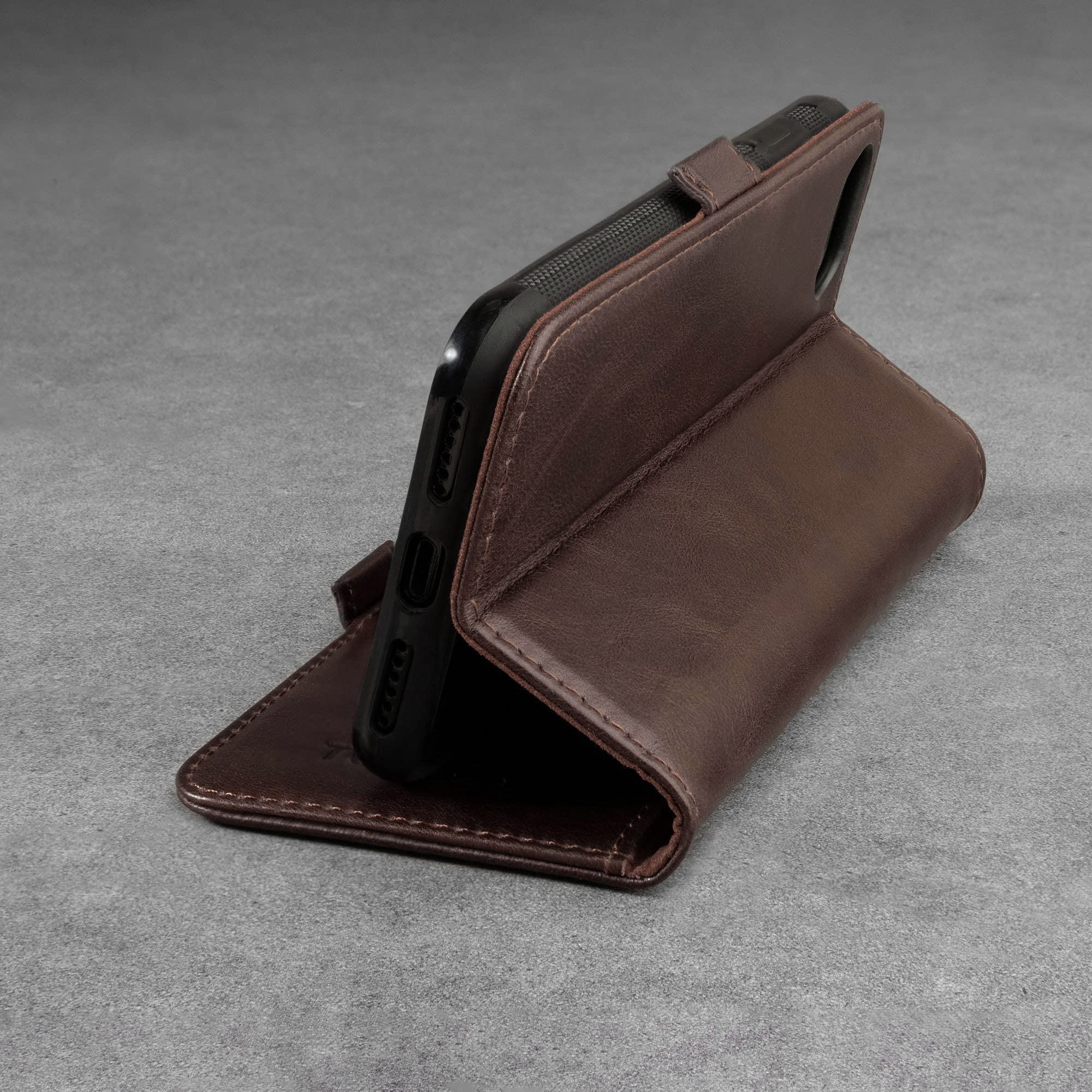 TORRO Hülle kompatibel mit iPhone SE 2022/2020 5G und iPhone 7/8 (4.7") – Premium Leder Hülle mit Standfunktion, Kartenfächern und Magnetverschluss (Dunkelbraun)