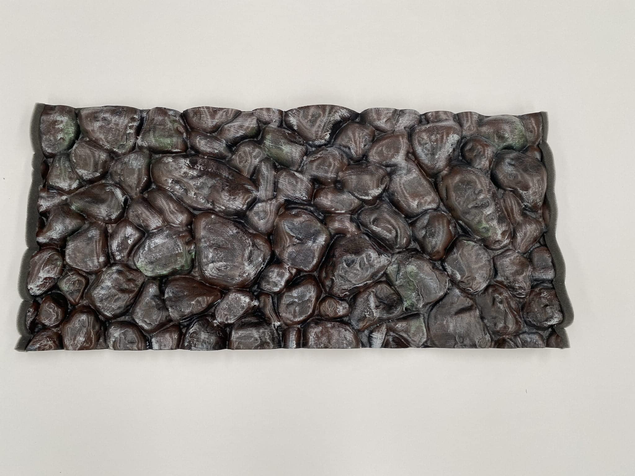 PLASTIKO - Fondo de Acuario 3D I Panel Posterior 150 x 60 cm I Fácil de Montar y Limpiar I No Requiere Pegado I Seguro para Animales I Marrón con un patrón de Piedras de río