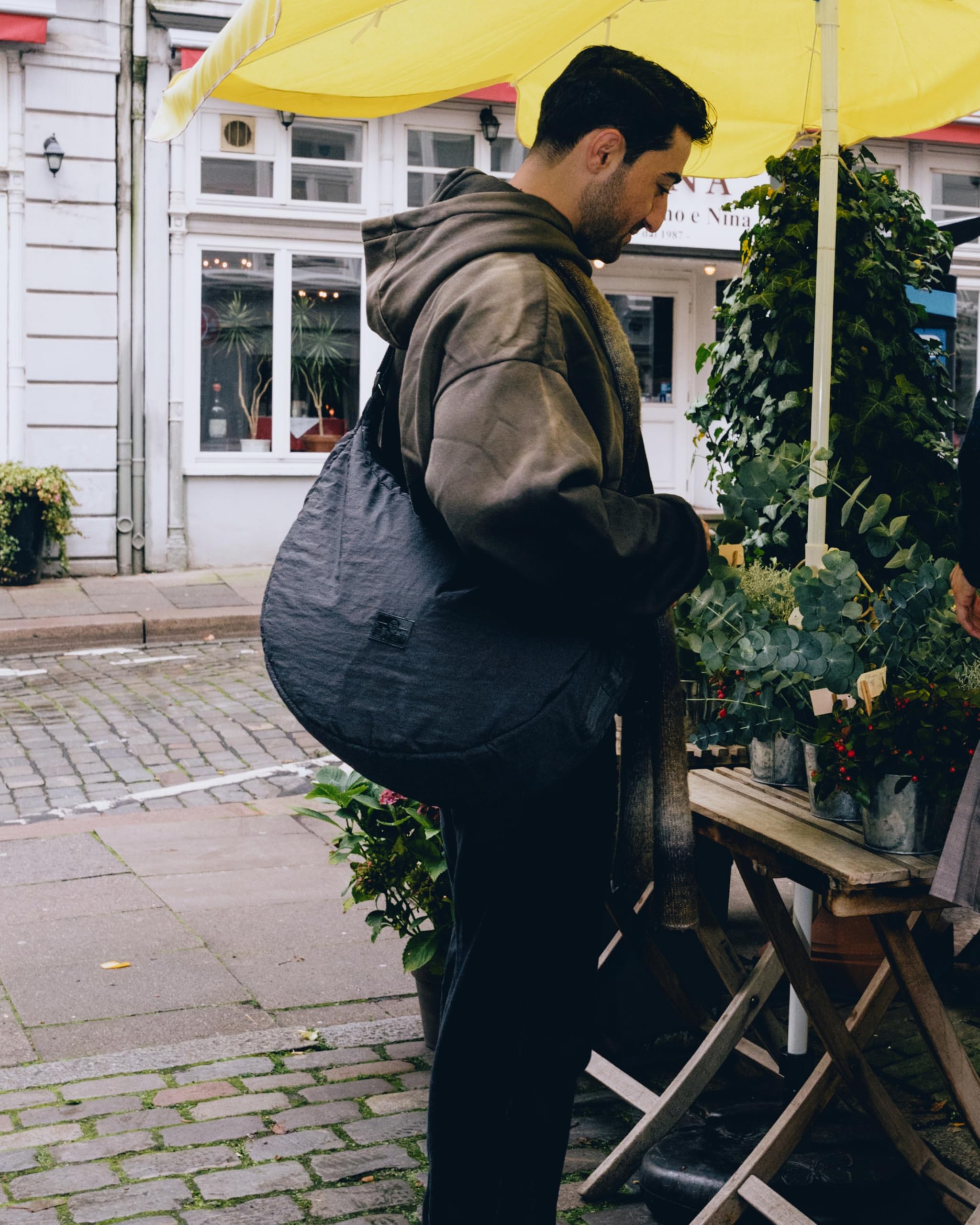Johnny Urban Sac Bandoulière Femme & Homme Noir - Kaia XL - Puffer Moon Bag - Sac Banane en Nylon - Sacoche Demi Lune - Imperméable