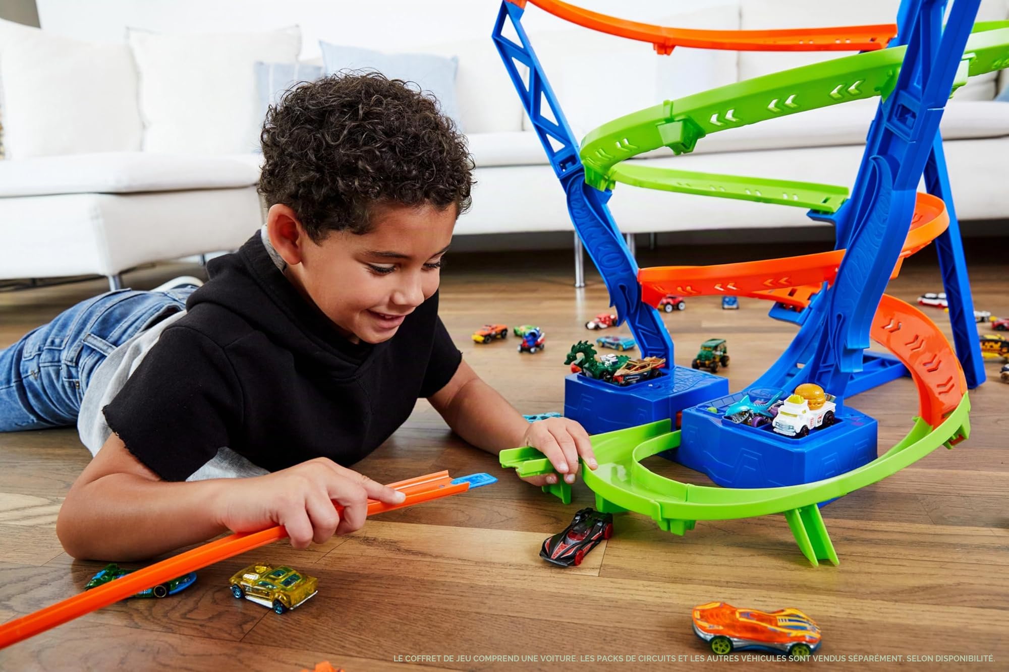 Hot Wheels Coffret Piste Cyclone Crash, Grand Circuit motorisé (70 cm de Haut) avec 3 Zones de carambolages, 1 véhicule Inclus, Jouet Enfant, HJT51