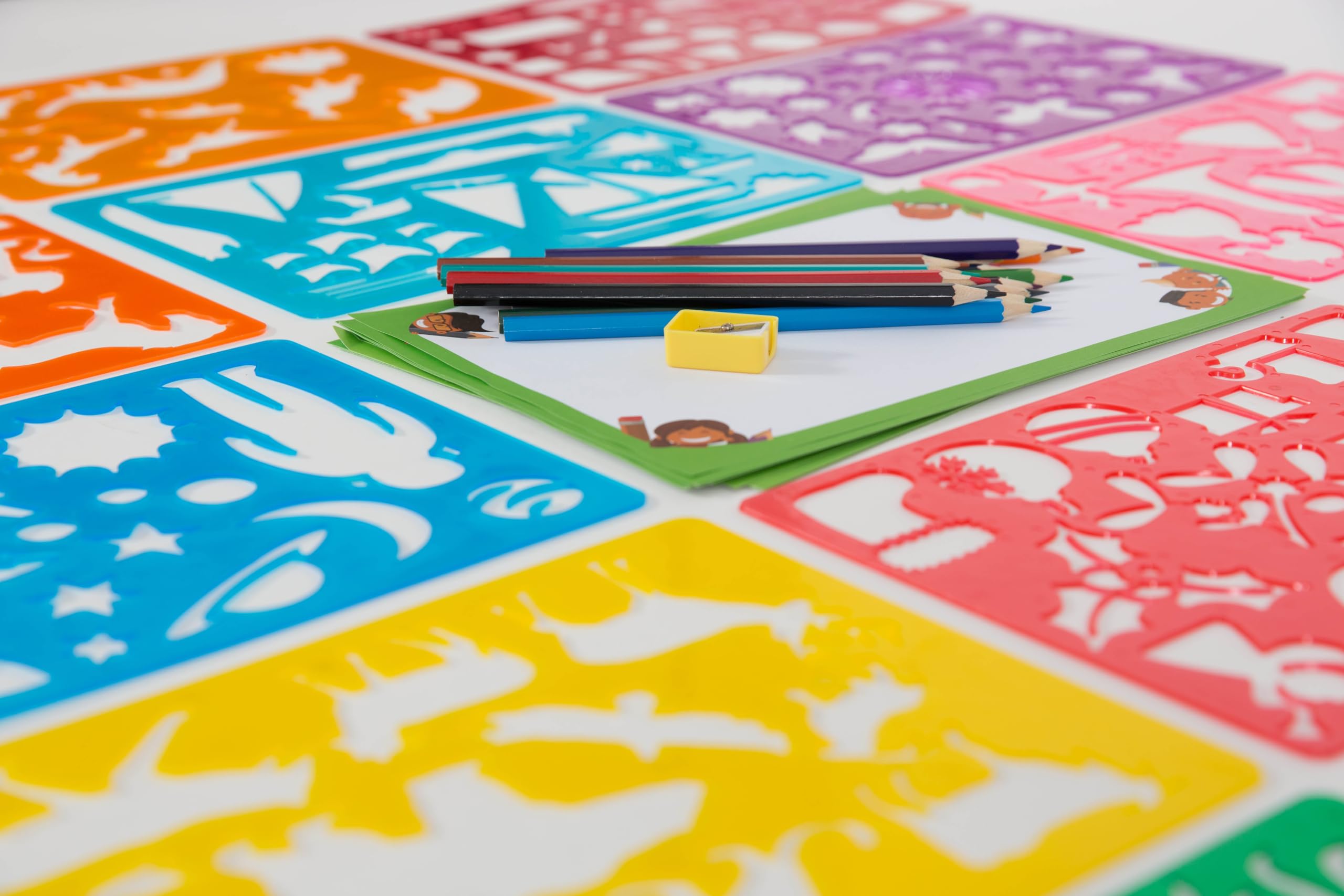 Art with smile Zeichenschablonen für Kinder-Set und Tragetasche – – kindersicheres, ungiftiges Schablonen-Set mit 300 Formen, Buntstiften, Papier usw. – Reise-Kunstzubehör für Kreativität, Lernen