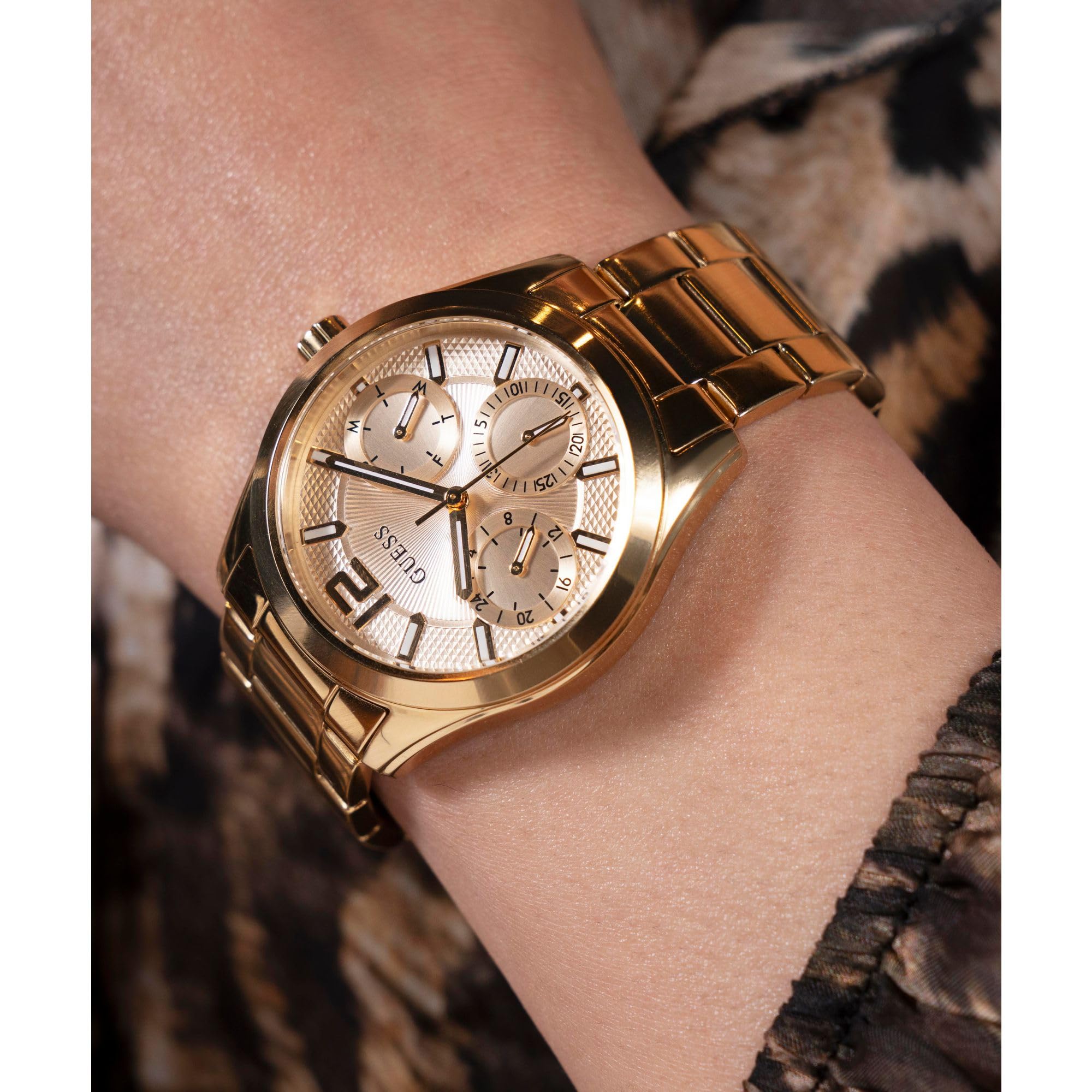 Guess Damen Armbanduhr ZOE mit Zirkonia, goldfarbenes Edelstahlarmband, Mineral Glas, goldenes Ziffernblatt, 5 Bar, Gehäusedurchmesser: 38 mm, GW0760L2