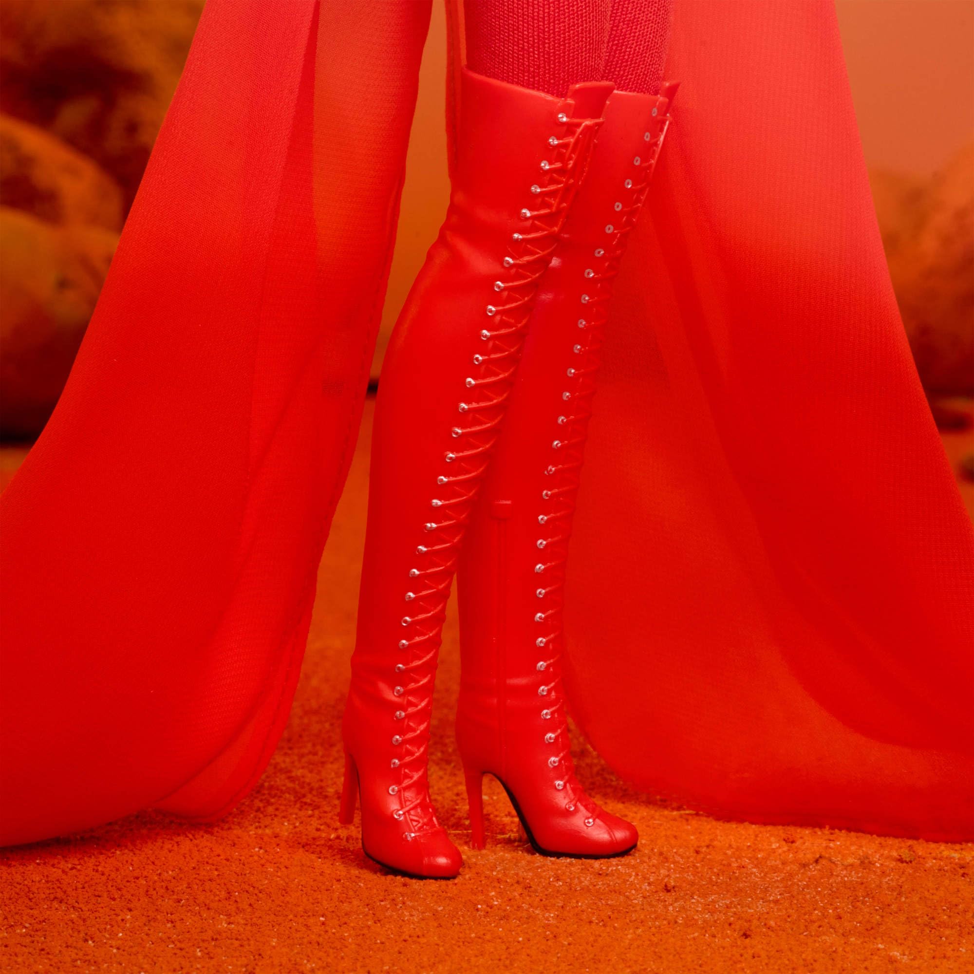 Barbie Signature-Puppe, Kylie Minogue bewegliche Sammelfigur im Outfit des Musikvideos Padam Padam mit rotem Bodysuit, Chiffonumhang und Schnürstiefeln, JBJ39