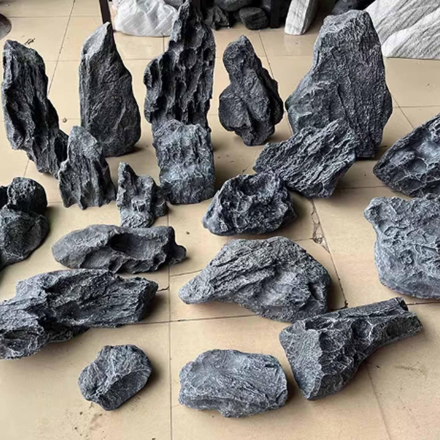 Irregular Landscape Rocks Rock Cover for Yard Fiberglass Solid Fake Rocks Lightweight Artificial Faux Rocks Aquarium Décor Garden Photography Pool Landscapes Landscaping Yar