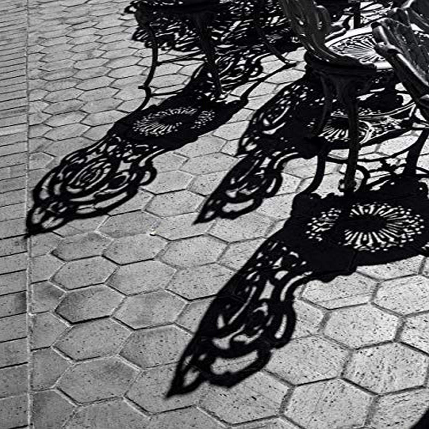 Posterazzi PDDUS39JEG0265LARGE USA, Pensylwania. Kute krzesła i cienie na patio w słoneczny dzień wydruk fotograficzny, 24 x 36, Multi