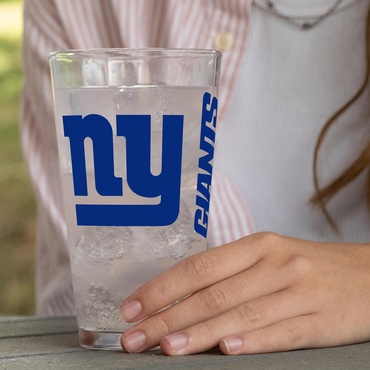 FANMATS NFL 16 oz Pint Glass — 16 Fluid Ounces | Glass | Officially Licensed | Team Color | Great Gift For Fans