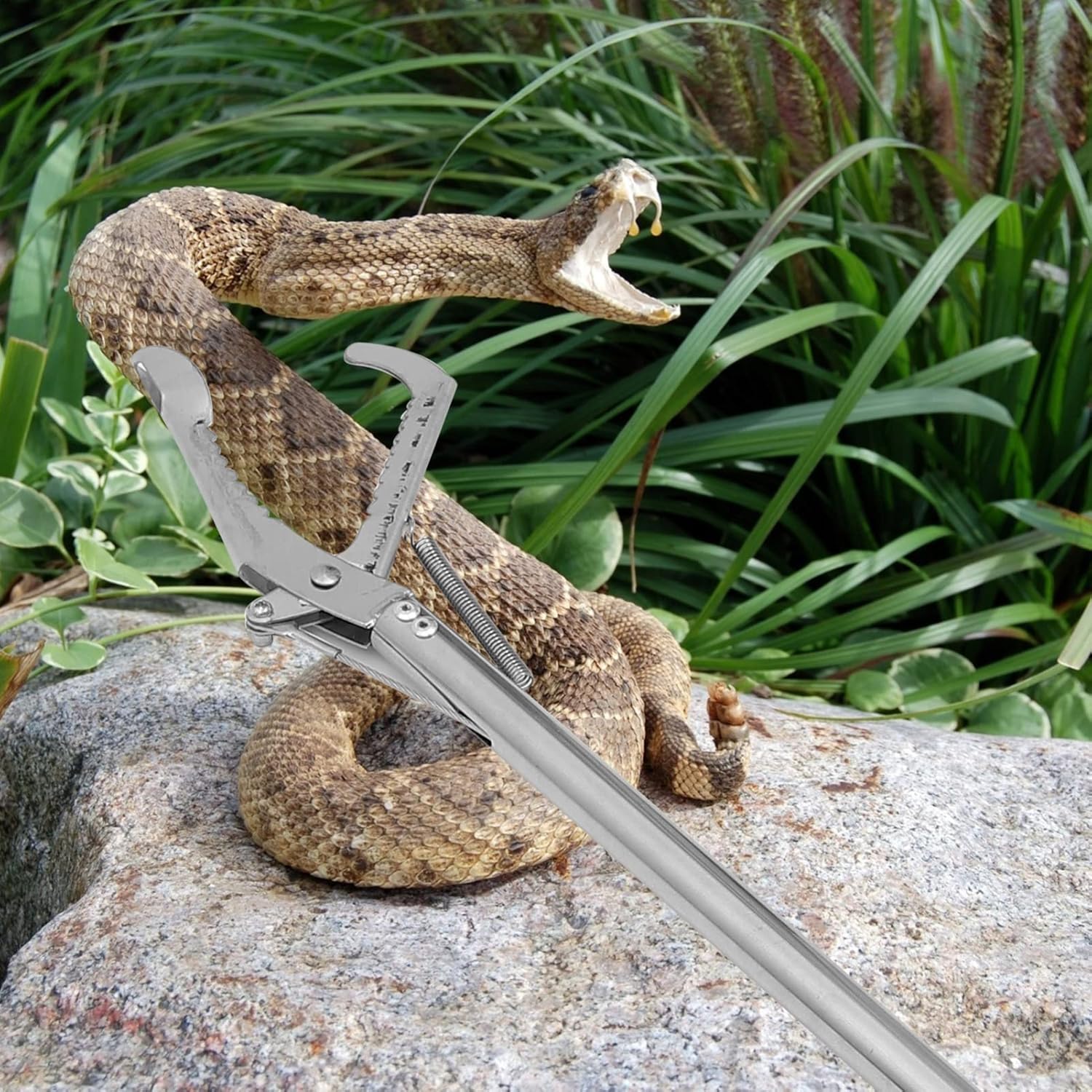 ERINGOGO 1pc Folding Snake Catcher Clamp Lock Stainless Steel Snake Trap Tool for Safe Handling of and Reptiles Design for Easy Use and Storage