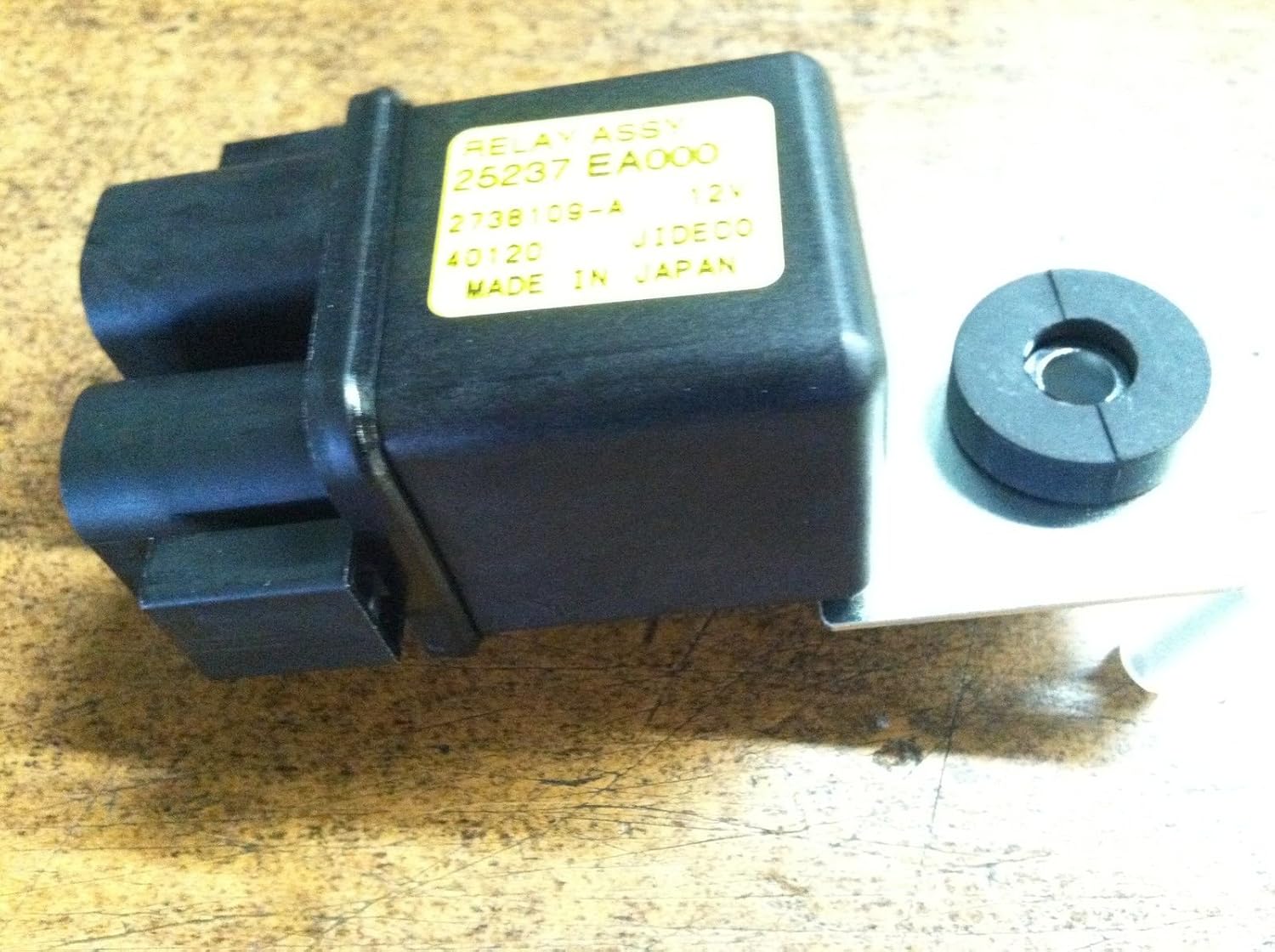 NEW OEM 2004-2012 NISSAN ARMADA / QX56 REAR AIR RIDE RELAY AND BRACKET