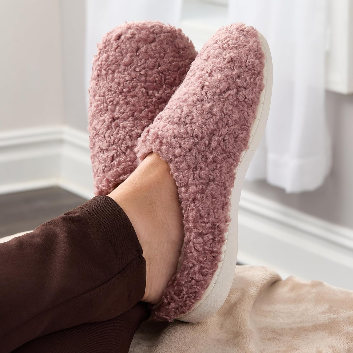 Fruit of the Loom Women's Berber Slippers - Fuzzy Memory Foam, Lightweight Clog, Indoor/Outdoor, Zapatillas de Mujer - Image 8