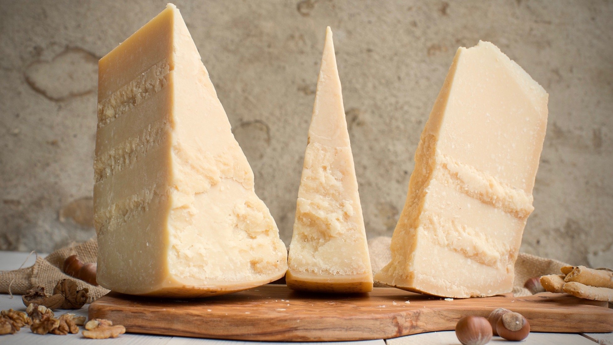 Parmesankäse g.U. Saison 24 Monate 600GR - Made in Italy - Parmigiano Reggiano DOP Stagionato 24 Mesi EMILIA FOOD LOVE (0.6)