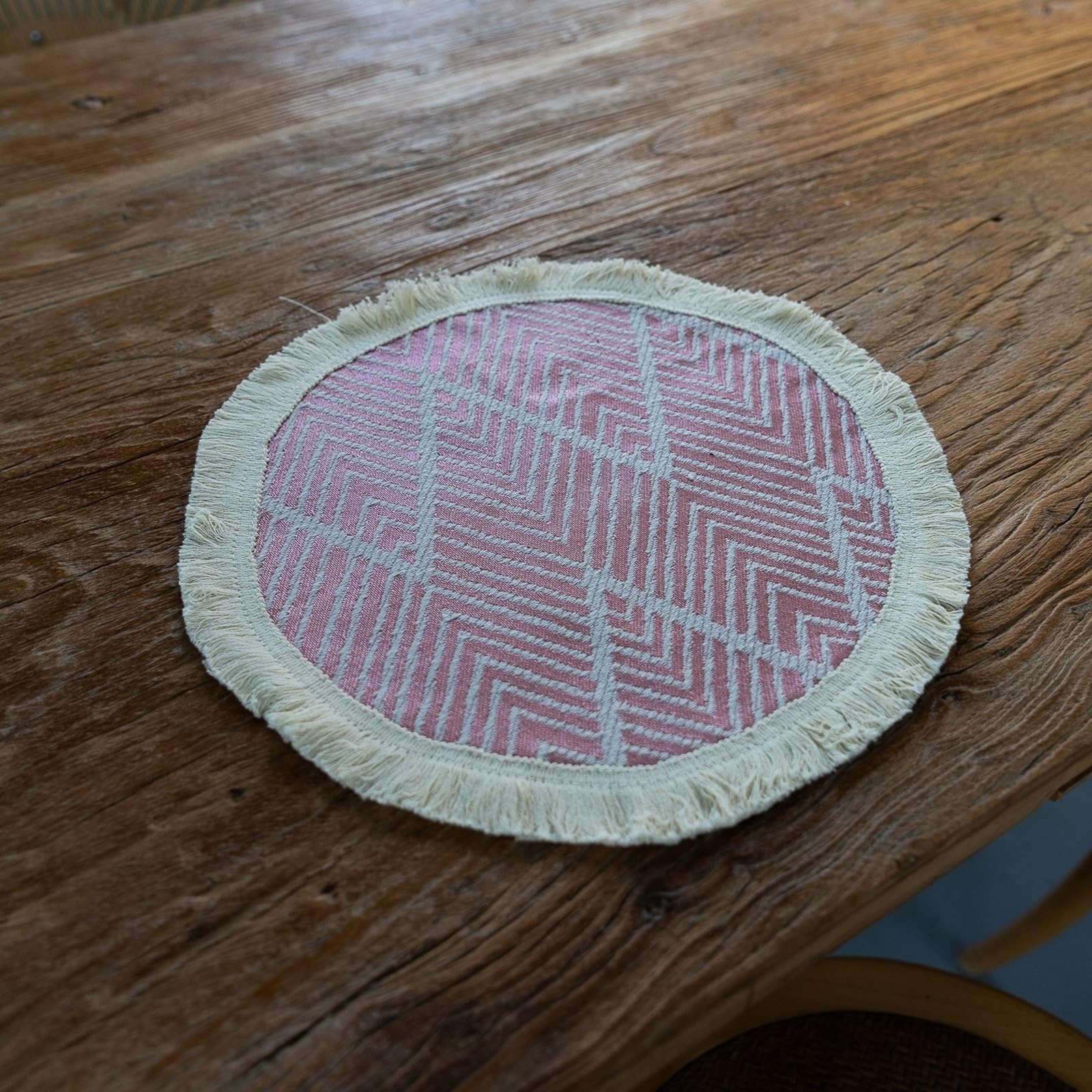 Placemat - Juego de 6 manteles individuales, diseño de rayas onduladas de color rosa y beige con borla de 30 cm para cocina y comedor