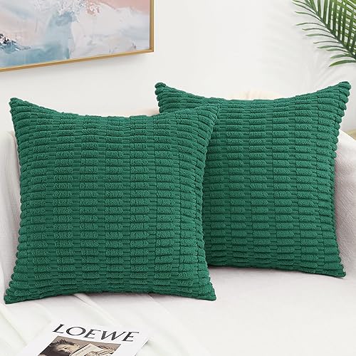 decorUhome Juego de 2 fundas de almohada decorativas de color verde primaveral de 18 x 18 pulgadas, fundas de almohada cuadradas de pana suave a