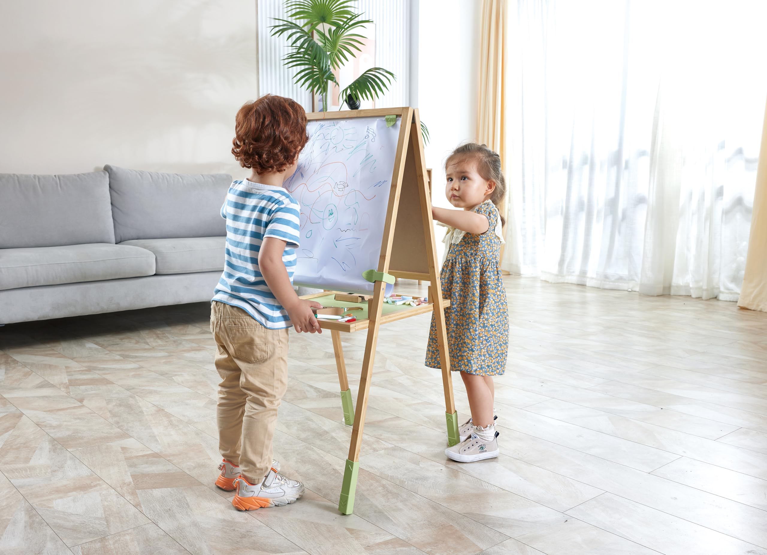 Hape - Lavagna multiattività in bambù per gessi, tempere e pennarelli | Altezza Regolabile e Doppia Superficie di Gioco per Bambini dai 3 Anni