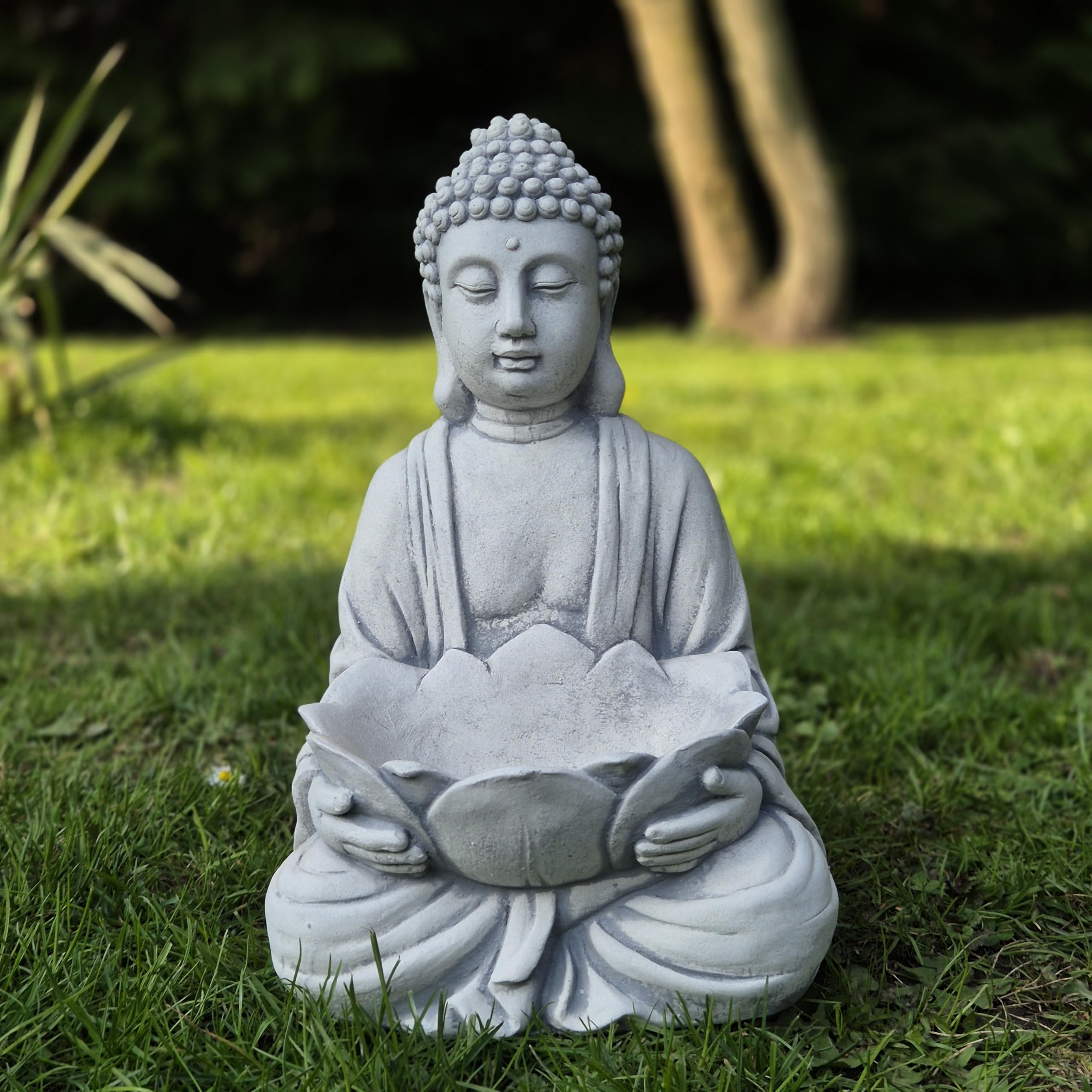 FABRIQ Buddha con Vaso da Fiori 30 cm – 6 kg in Ghisa – Resistente alle Intemperie – Scultura da Giardino Zen