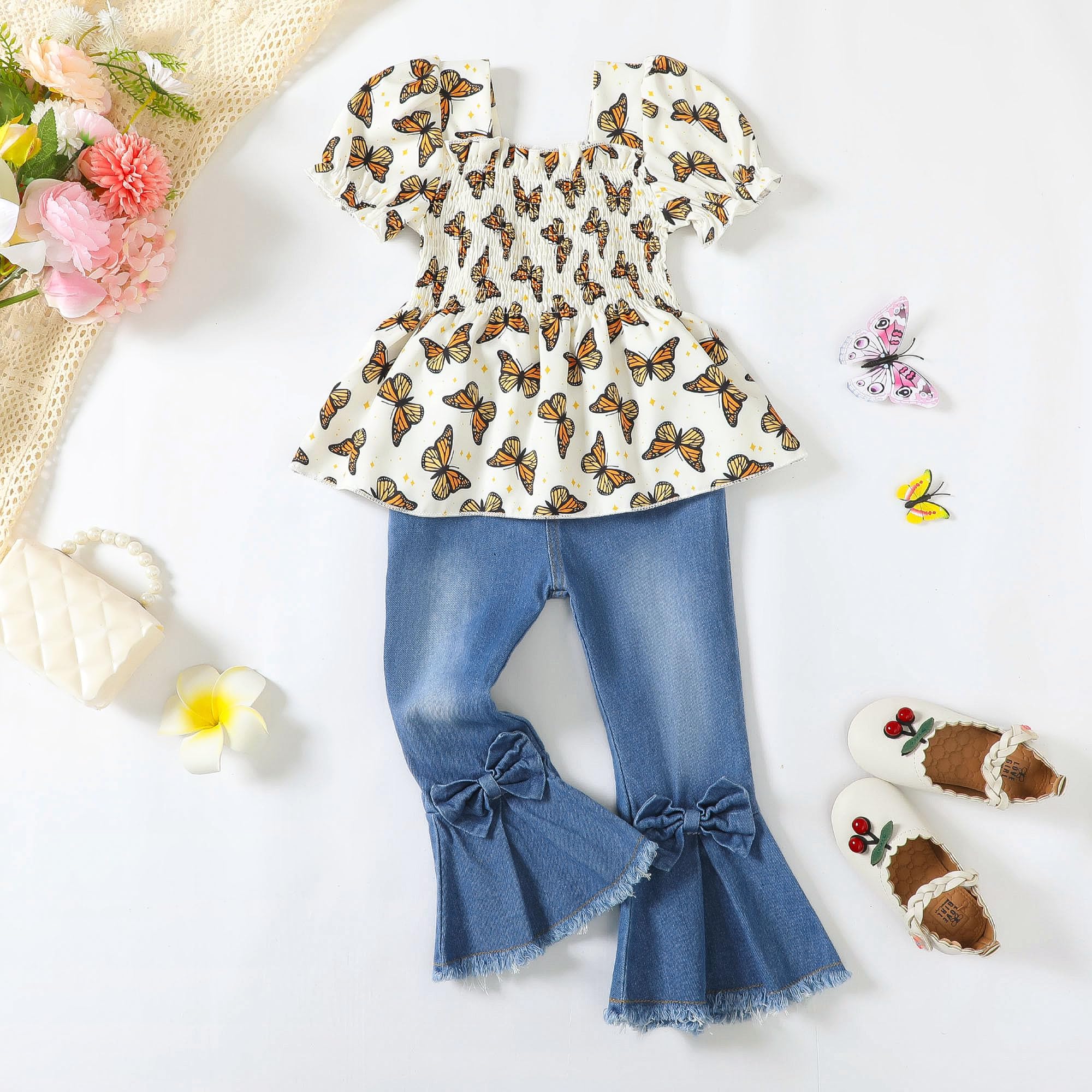 Kucnuzki Conjunto de ropa de 2 piezas para niñas pequeñas, camisa de manga corta, jeans acampanados, conjunto de ropa para niñas