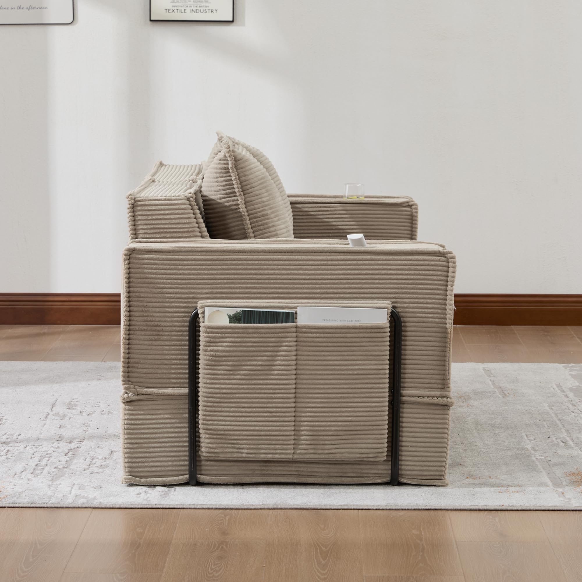 Sofá cama doble en rincón de lectura con cómodo arcón reposapiés y soporte para bebidas