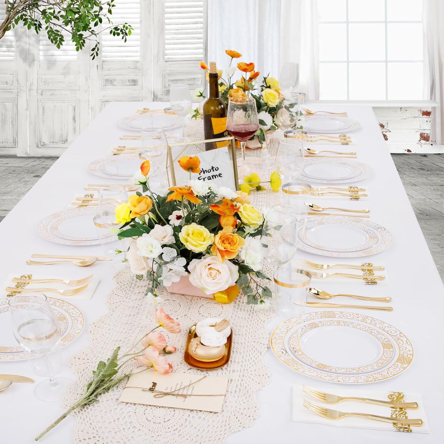 LIYH 700 Pcs Gold Plastic Dinnerware Set for 100 Guests - Includes Disposable Plates, Cups, Wedding Napkins and Cutlery - Elegant White & Gold Design for Wedding and Party