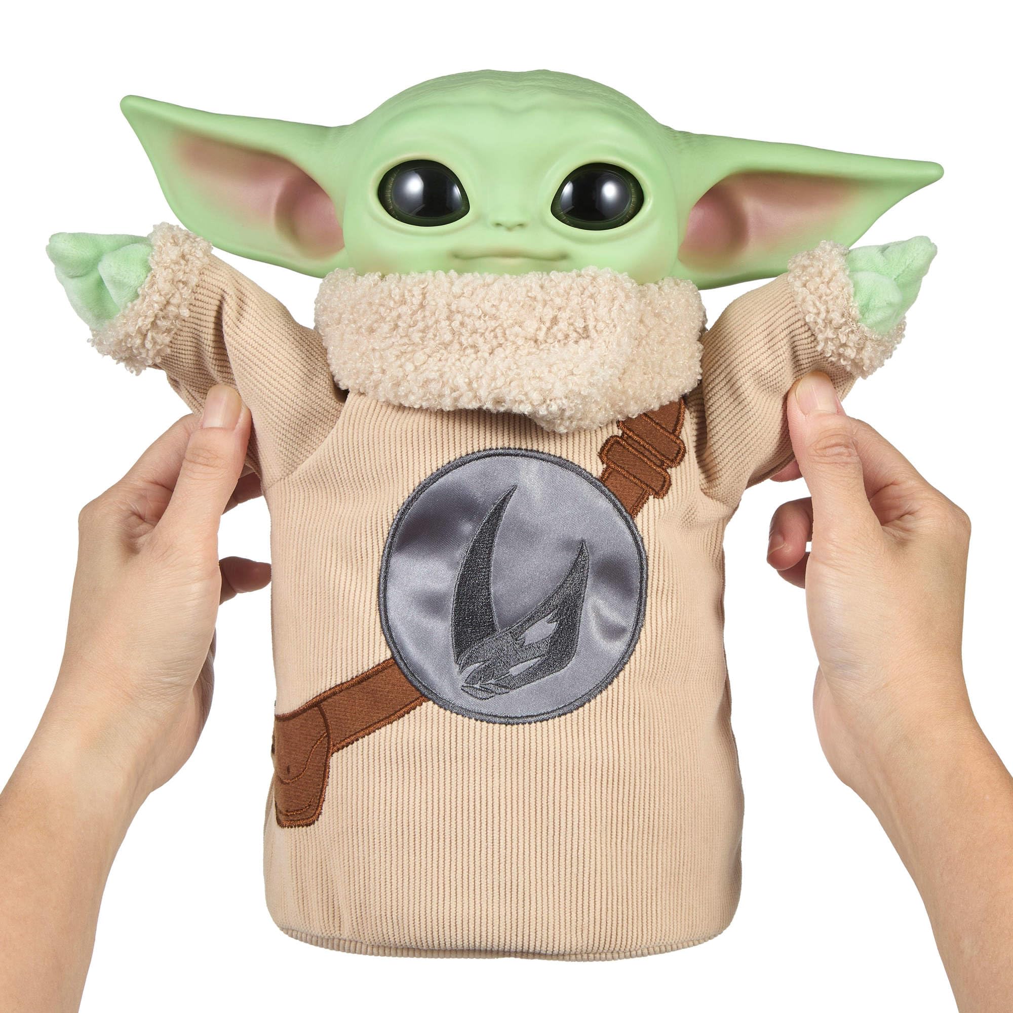 Mattel Star Wars The Mandalorian e Grogu - Grogu Baby Abbracci, peluche con gli occhi che si aprono ispirato al film, ricamo sul petto e corpo e mani morbide in tessuto, 3+ anni, JKN44