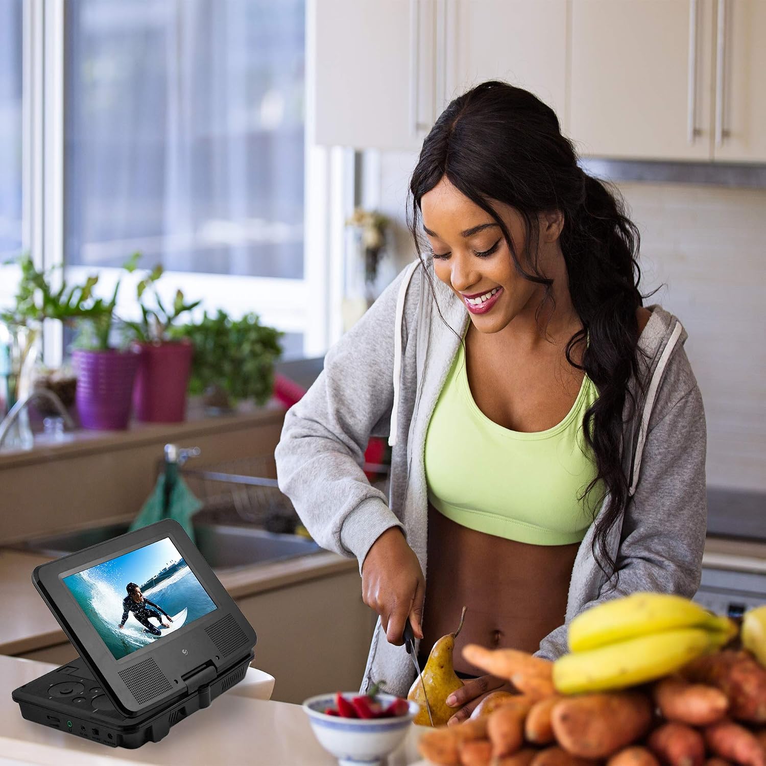 Ematic Portable DVD Player - 7-Inch High Resolution LCD Display, ON-THE-GO Movies, Music & Photos, 180 Degree Swivel, Premium Headphones, Travel Case