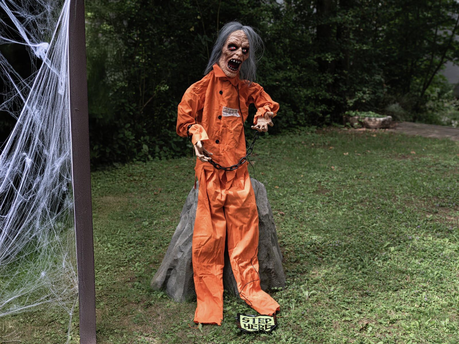 EUROPALMS Halloween Figur Sträfling Sirius, animiert, 85cm | Animierte Figur mit Licht- und Soundeffekt (Batterie- & USB-Betrieb)