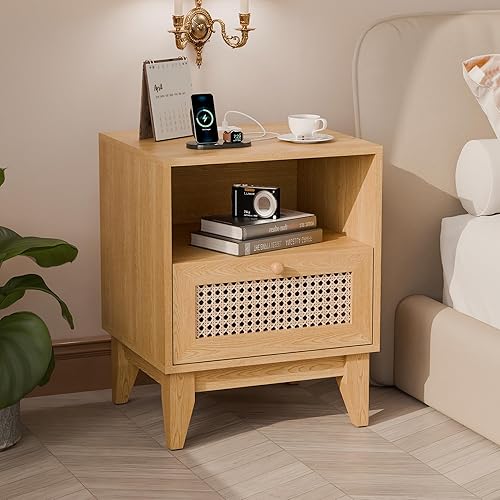 Betterhood Mesita de noche de ratán con estación de carga puertos USB y tomas de corriente mesa auxiliar de madera para sala de estar y dormitorio