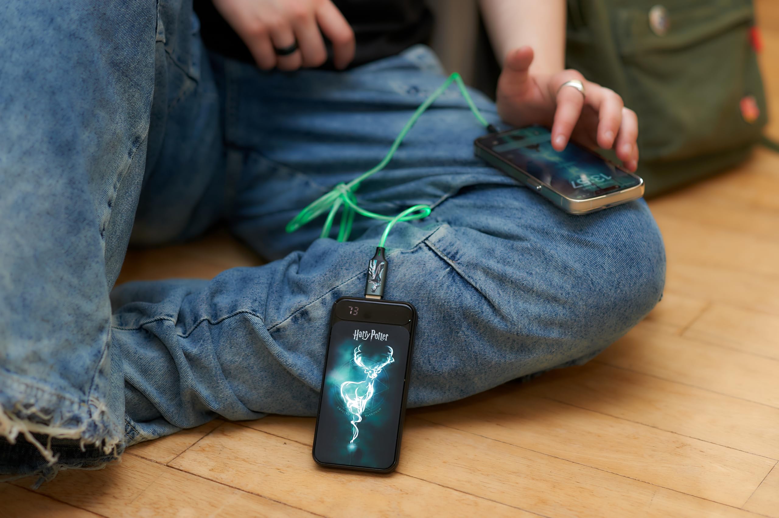 Harry Potter Batterie Externe Lumineuse de 10 000 mAh. Charge jusqu'à 2 téléphones à la Fois. Affichage LCD de l'indicateur d'alimentation. 4 Charges complètes de l'appareil en déplacement. 2 Sorties