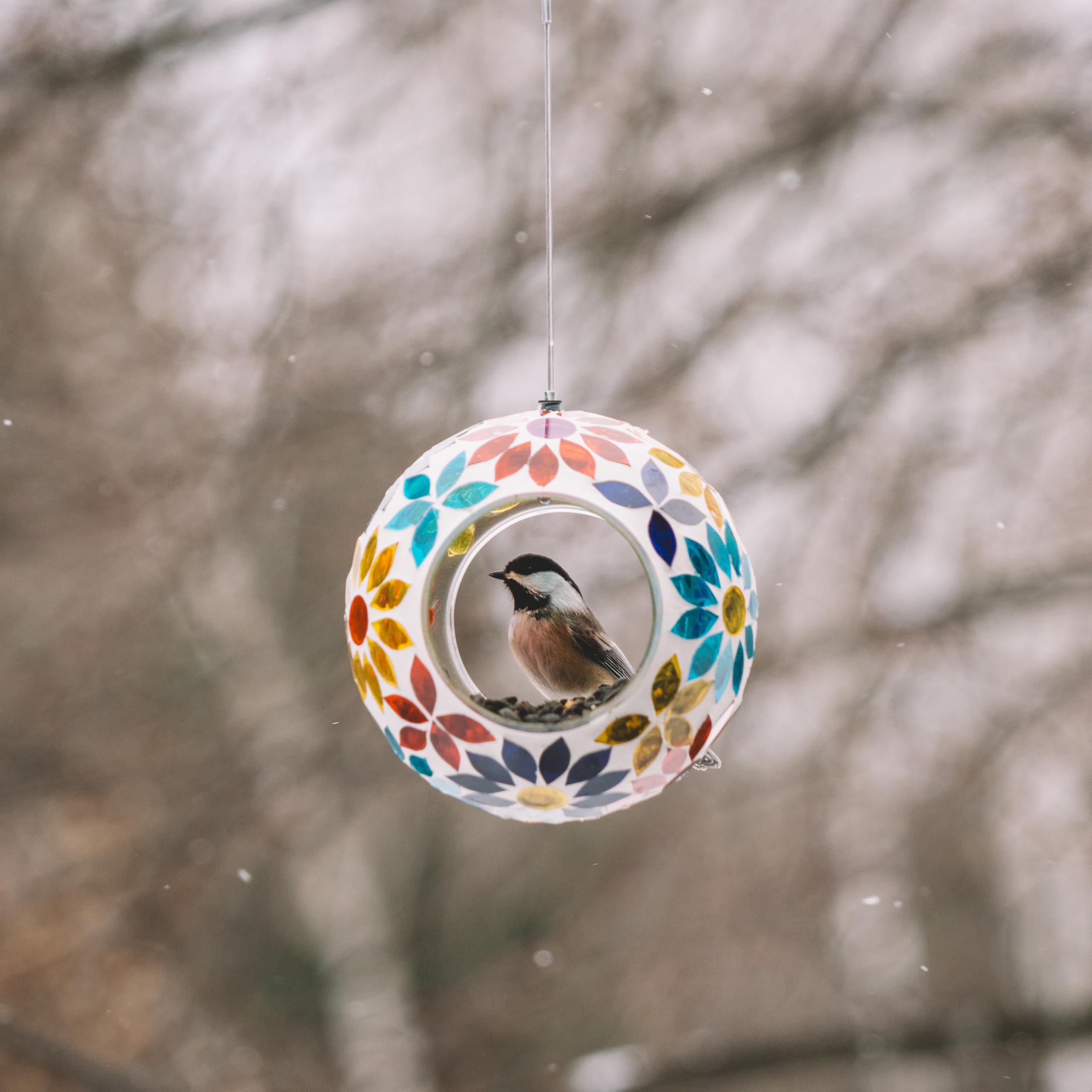 Backyard Expressions Vogelfutterspender aus Glas zum Aufhängen, Mehrfarbig, Vogelfutterspender für draußen, Mosaik-Vogelfutterspender, runde Form