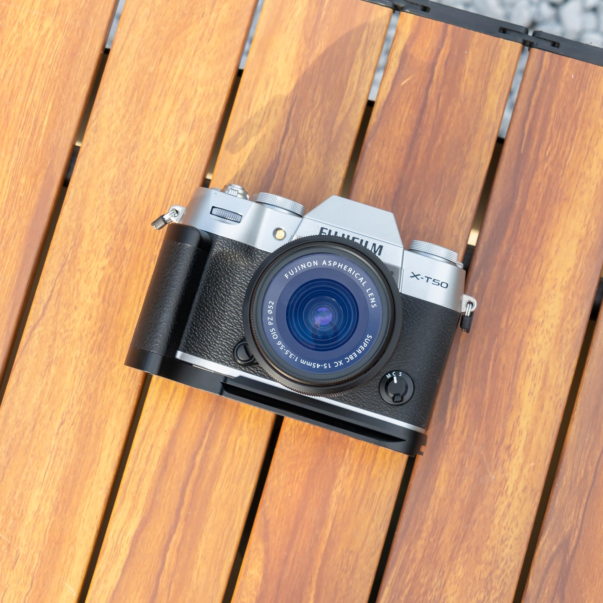 JJC L-Handgriff für Fuji X-T50 Arca-Swiss-Schnellwechselplatte, Schwarz | Hochwertiges Aluminium | Rutschfester Silikongriff | Vollzugriff auf Display | Vollzugriff auf Akku, SD-Karte & Lautsprecher