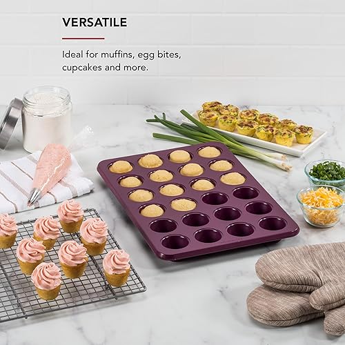 Vista 44 de KitchenAid Molde antiadherente de acero aluminizado para magdalenas de 12 tazas, contorno plateado