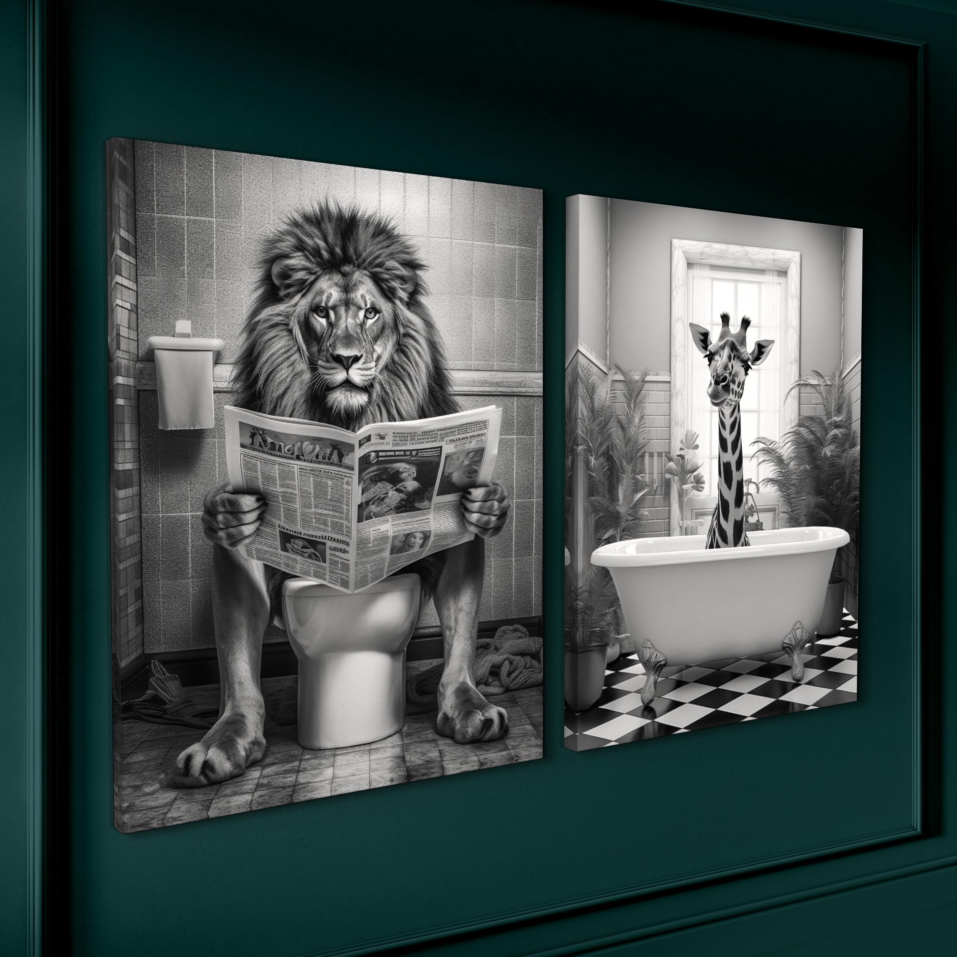 Ensemble de tableaux sur toile STYLER Fun 2x 32x42 cm (PRÊT À ACCROCHER) - Lion aux toilettes et girafe dans la baignoire - Décoration amusante de salle de bain - Noir et blanc
