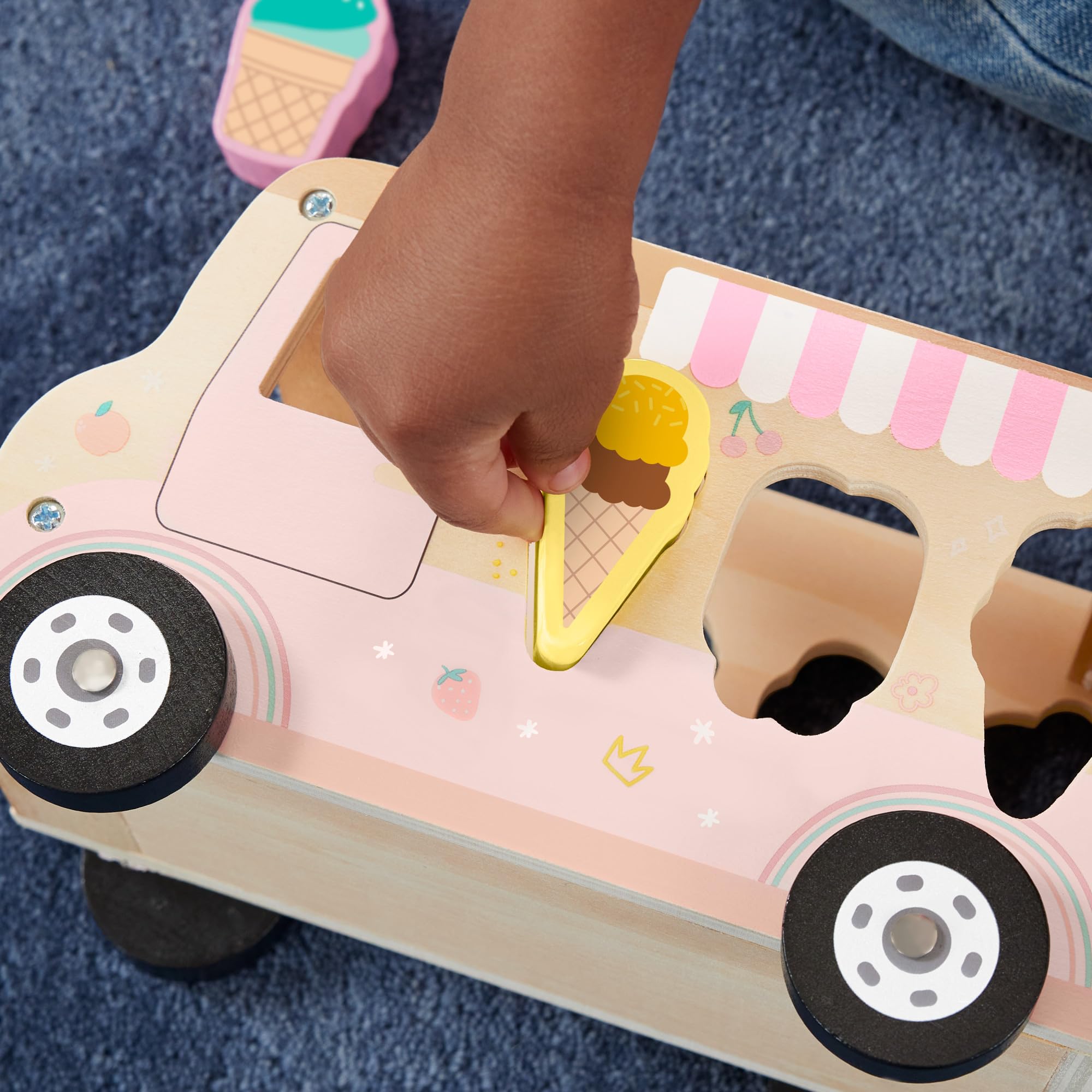 Fisher-Price Ciężarówka z lodami Drewniany sorter kształtów Drewniana zabawka z 8 elementami do zabawy rozwojowej dla dzieci od 18 miesiąca życia, HXT86