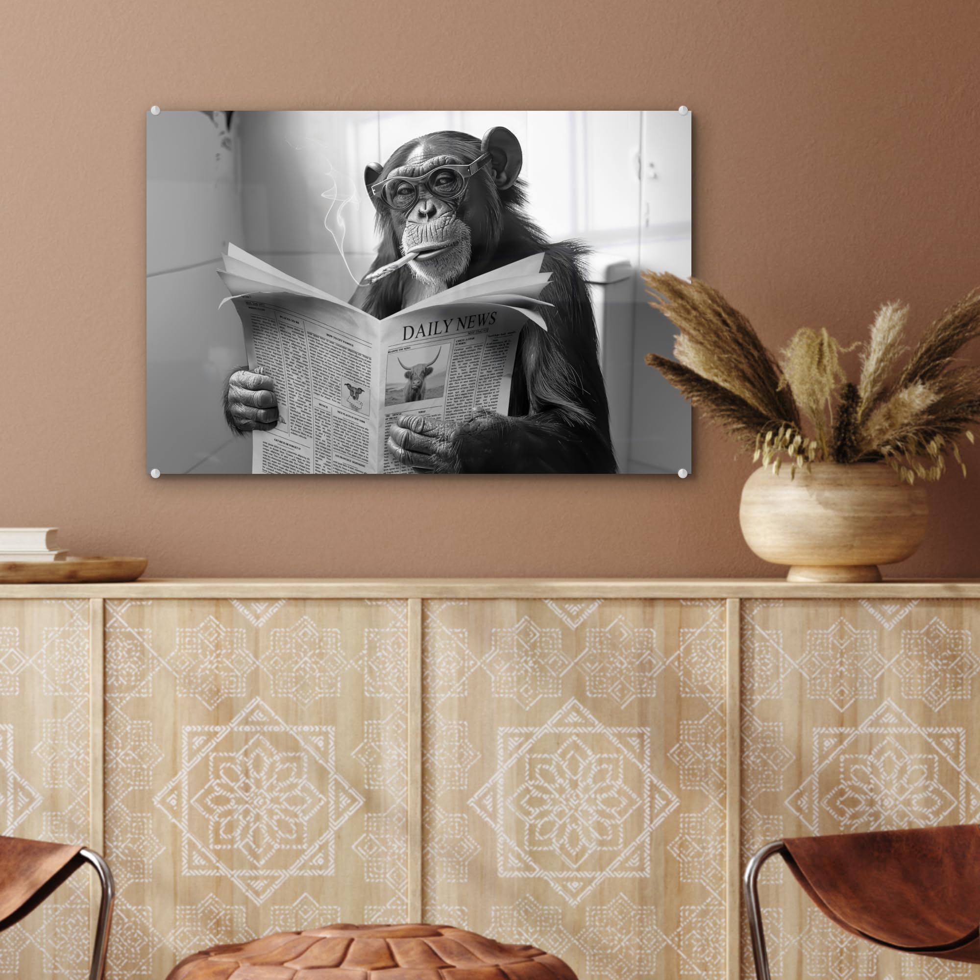 MuchoWow© Wandbilder Glas 60x40 cm Wohnzimmer Wanddeko Schlafzimmer Zimmerdeko Wandgemälde Zimmer Deko auf Wand Dekoration Wall Art Affe - WC - Zeitung - Schwarzweiß - Humor