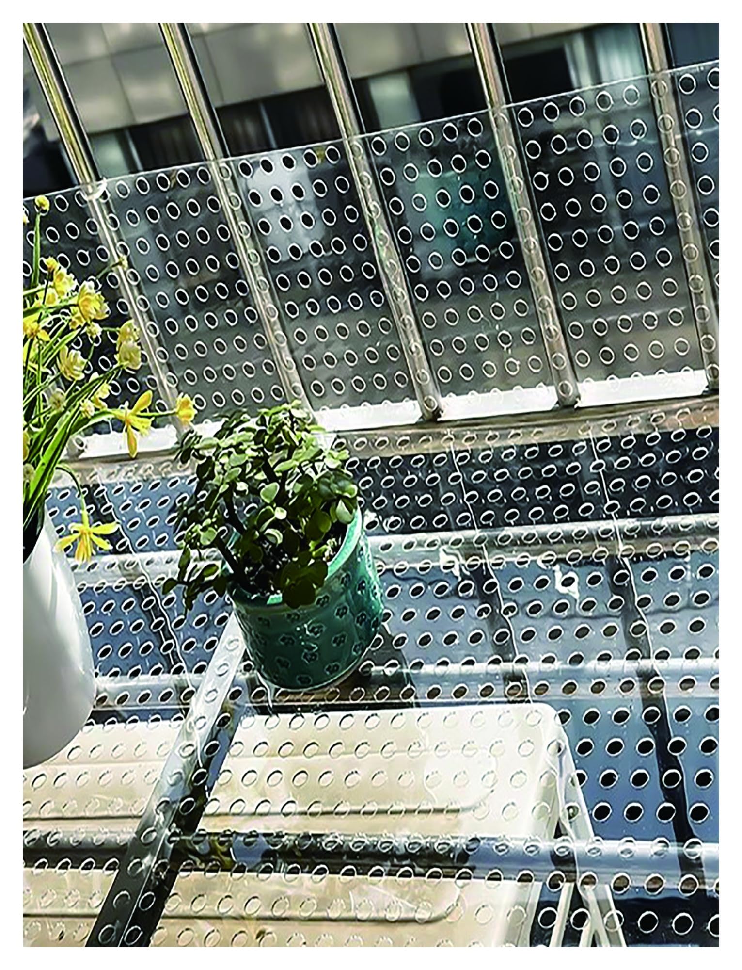 Plaque polycarbonate perforée pour sécuriser vos fenêtres avec un panneau plastique léger