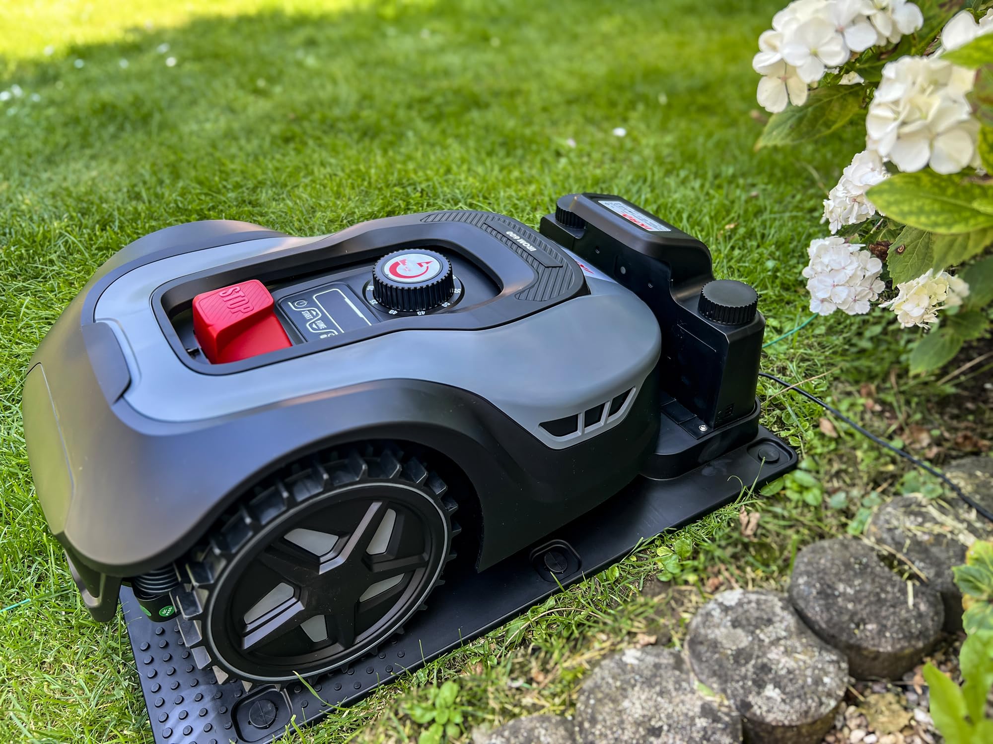 IKRA Robot cortacésped iROM 600 para céspedes de hasta 600 m², WiFi o Bluetooth, Control por App, multizona, Incl. estación de Carga & Sensor de Lluvia, 6 Cuchillas de Repuesto
