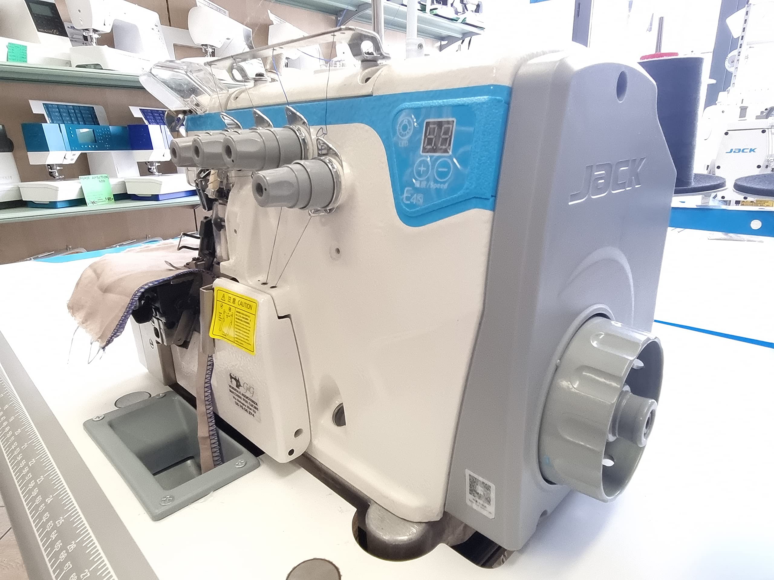Jack E4S - Machine à Coudre Industrielle Overlock 4 Fils avec Moteur Silencieux à Économie d'Énergie - Idéale pour Tissus Légers à Moyens