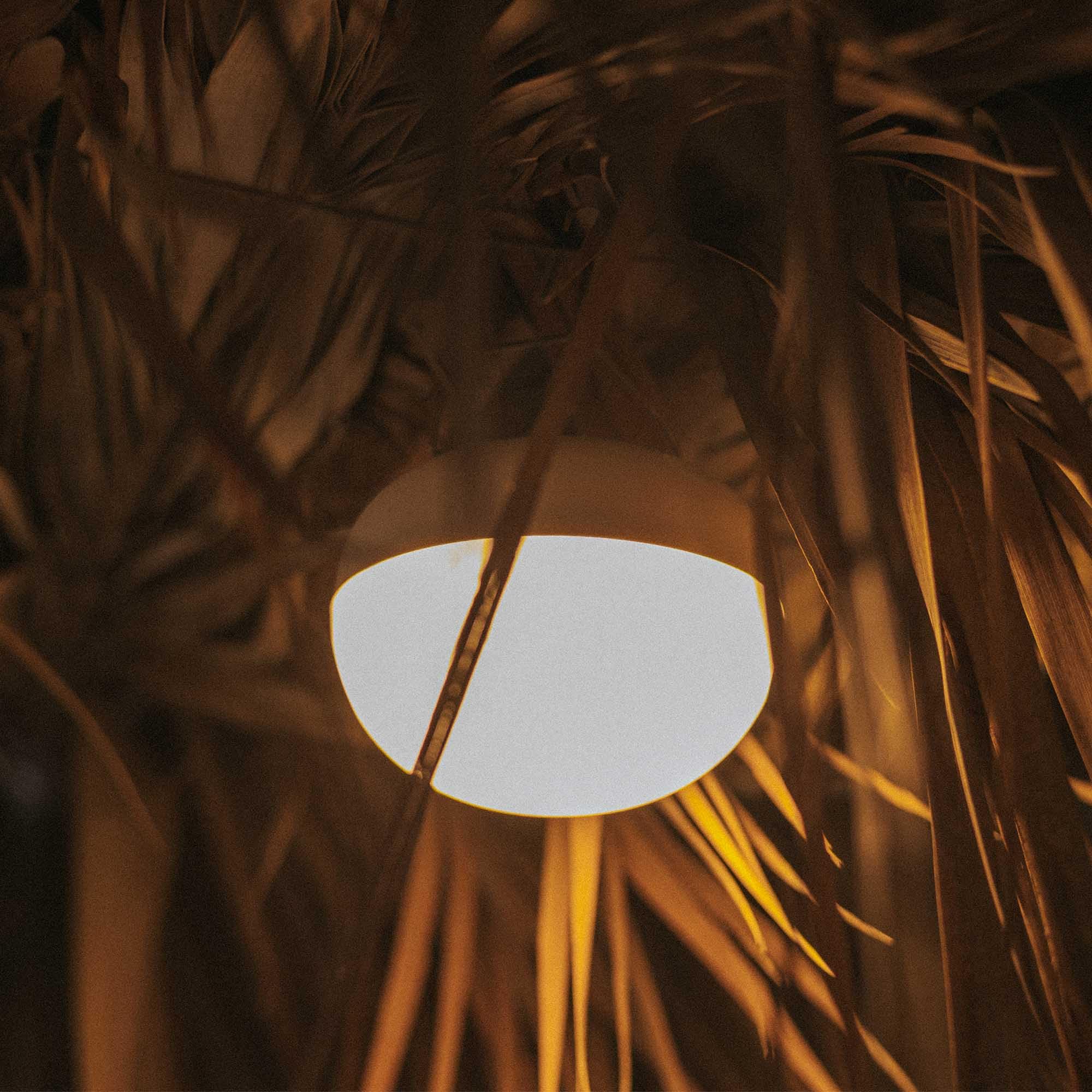 newgarden - Lampadina portatile 900 lumen impermeabile IP68 con batteria ricaricabile. Luce LED RGB con telecomando a discanza. Fino a 20 ore di utilizzo. Include gancio e magnete