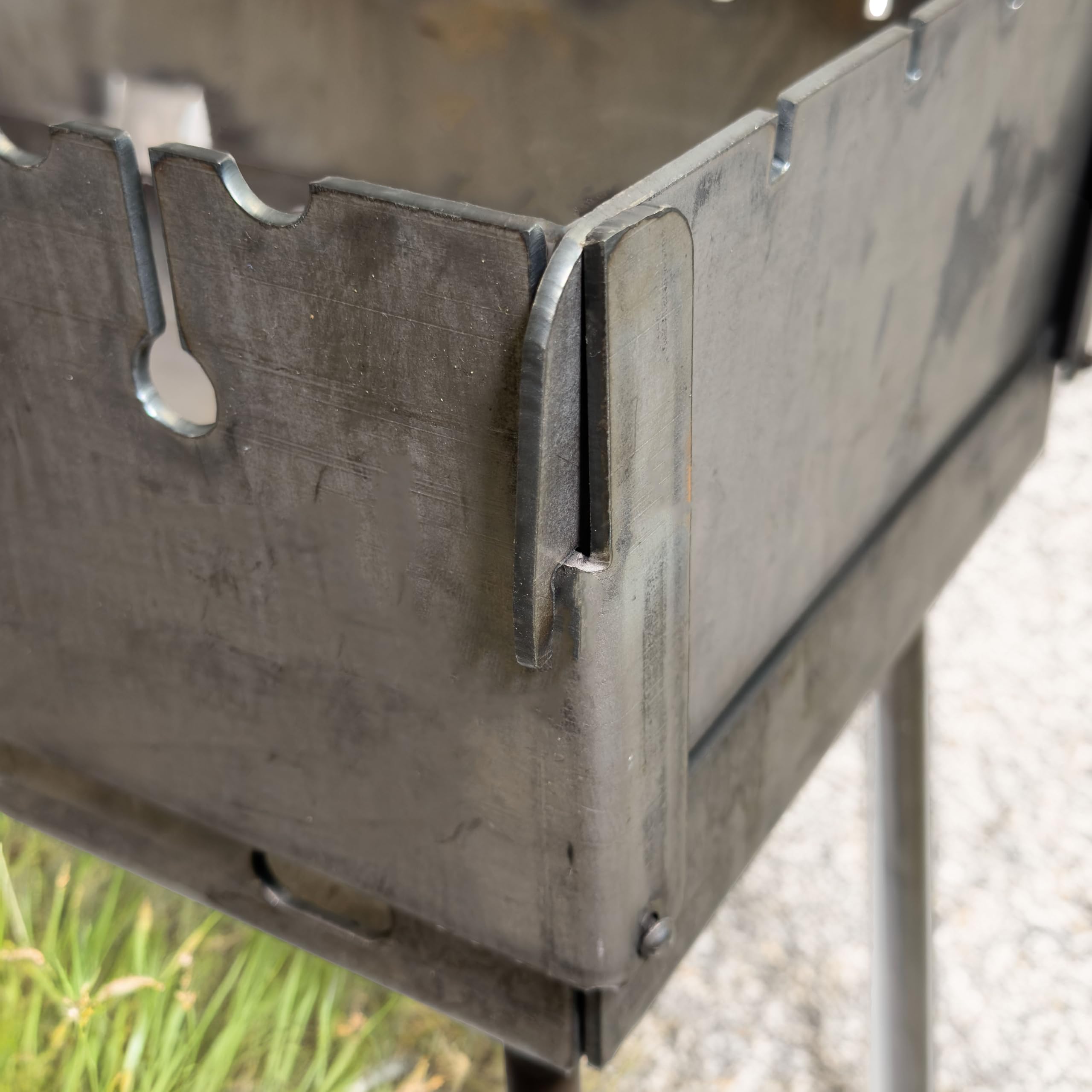 Faltbarer Schaschlikgrill „Verstärkt“ für 10 Spieße – Holzkohlegrill aus 3 mm Stahl, kompakt als Koffer faltbar, stabile Bauweise, ideal für Garten, Camping & Picknick