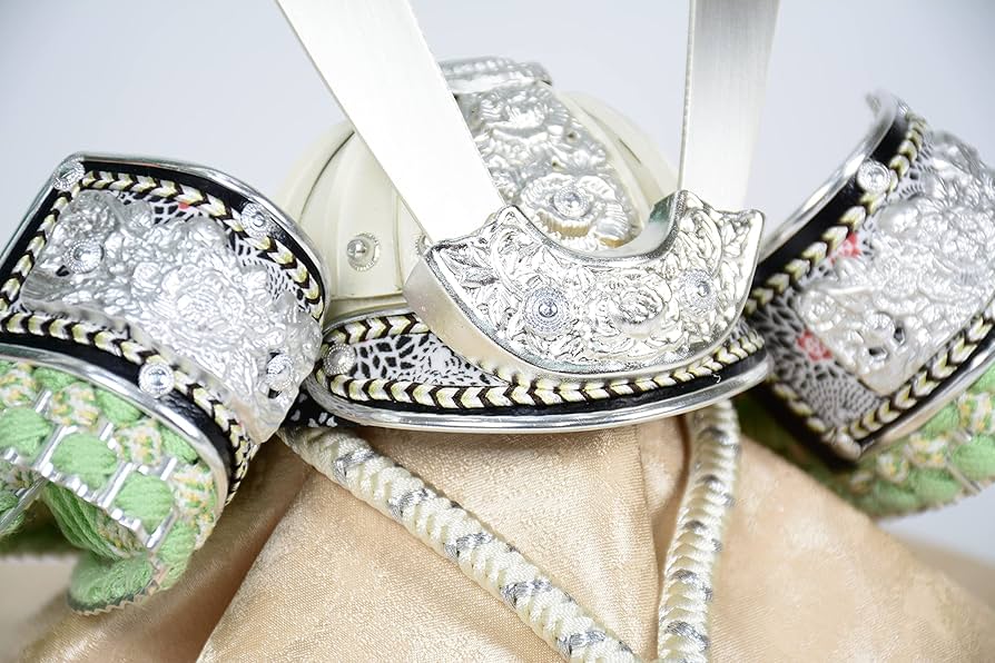 Amazon | 五月人形 寛蔵作 兜飾り 白兜 7号 国産認定家具半月台