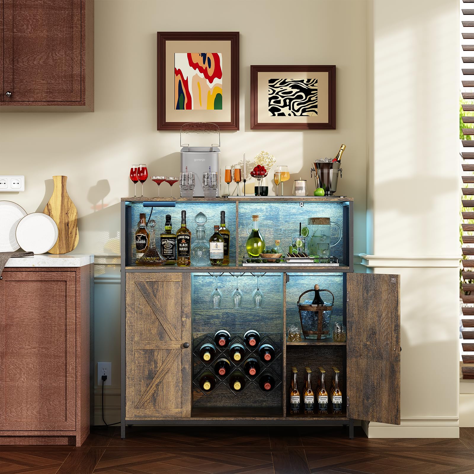 Armadietto per vino con presa di ricarica, 6 scomparti, stile vintage, con luce LED, 108 x 39 x 111 cm, armadio da cucina e credenza con portabottiglie in metallo, buffet per cucina, soggiorno