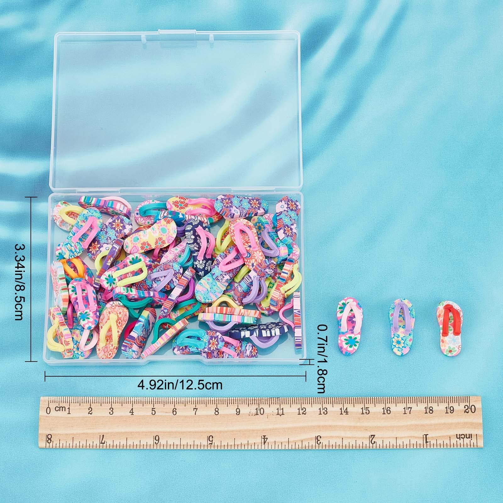 SUNNYCLUE 1 caja de 50 piezas de Abalorios de Chanclas de Arcilla Polimérica Cabujón Hecho A Mano Flor Impresa Zapatilla Adorno Cabujones de Espalda Plana En Miniatura Chanclas para Manualidades Joyer