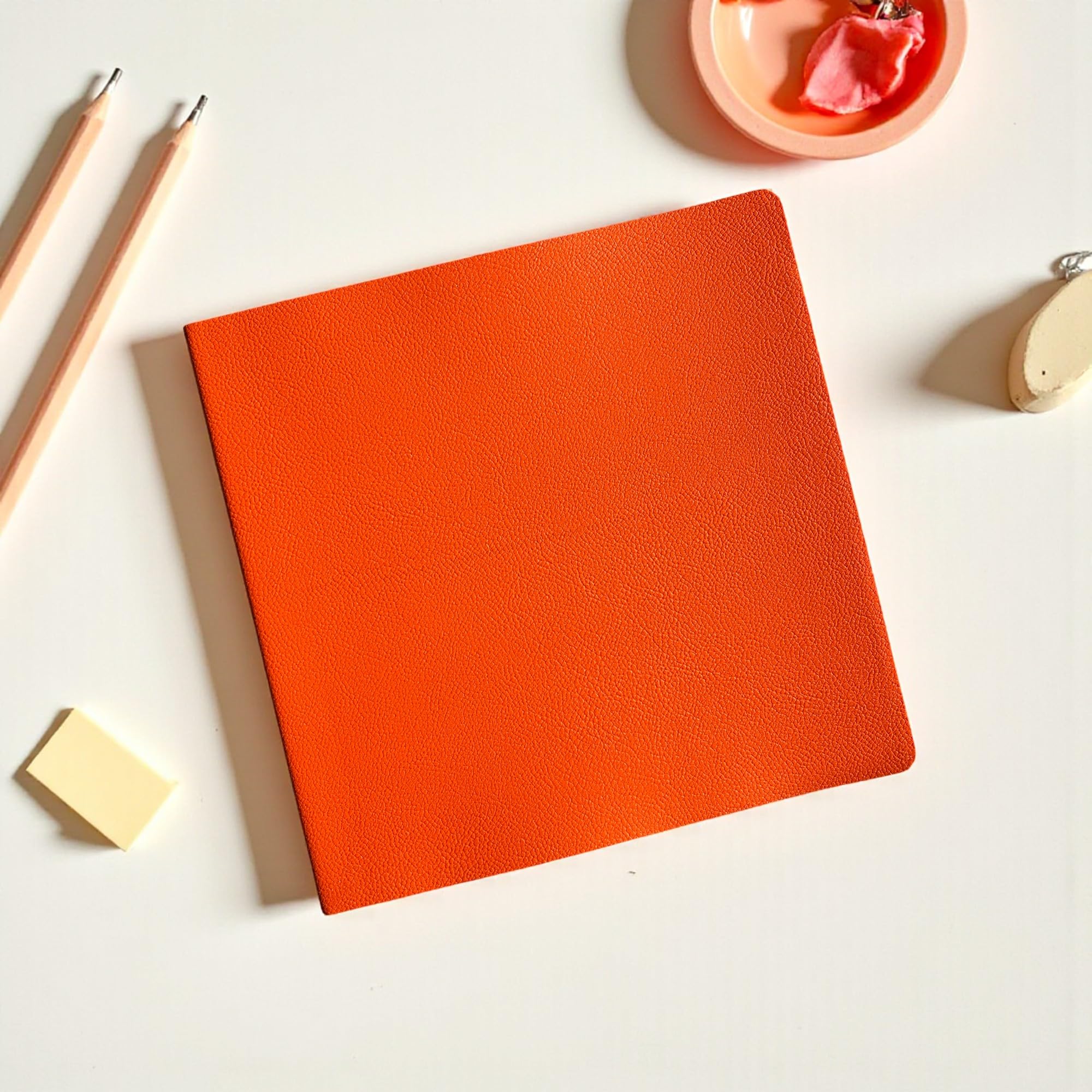 Fark Tanıtım Defter, Noktalı Not Defteri – PU Deri Not Defteri – 16,5x16,5 cm, 96 Yaprak (192 Sayfa), 90 gr Ivory Kağıt, Esnek Kapak, Ofis ve Kırtasiye (Amber Turuncu)