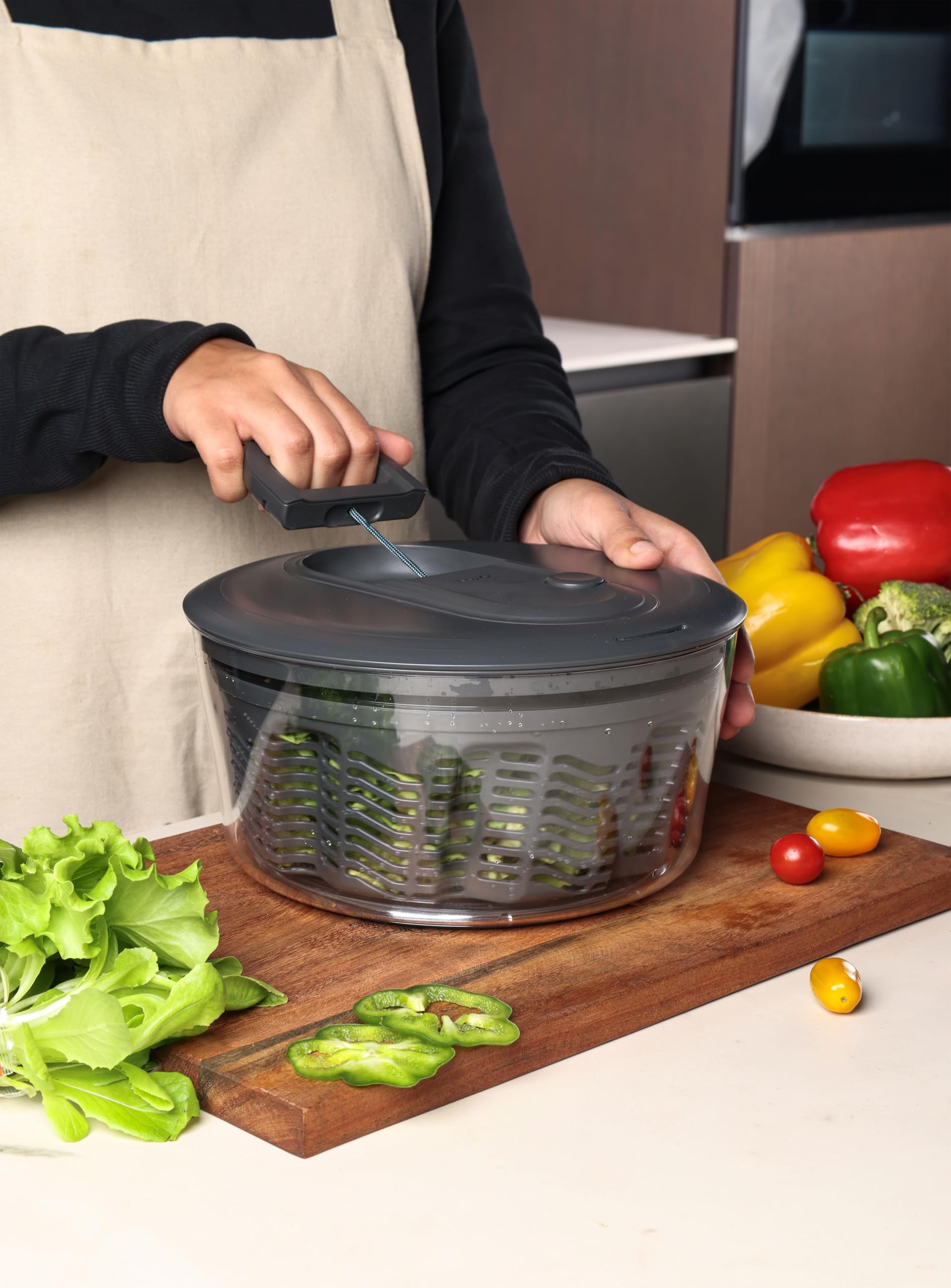 Zyliss Easy Spin Classico Centrifuga per Insalata Piccola 3,5 L, Tecnologia AquaVent™, Cordicella e Pulsante d'Arresto, Scarico, Base Antiscivolo, Senza BPA, Asciuga Insalata Centrifuga, Grigio