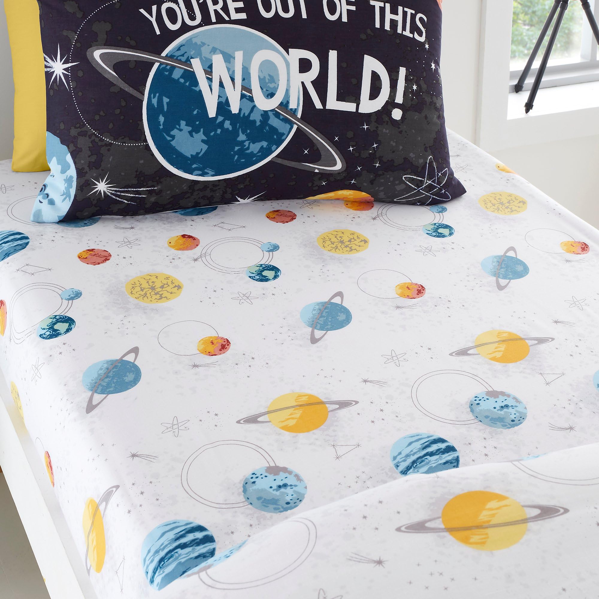 Bedlam Outer Space Fitted Sheet – Single Bed Size (190 x 90 x 25cm) – Galaxies & Planets Print – Boys Space Bedroom Accessory – White Polycotton Sheet – Universe Theme – Santasaurus Collection