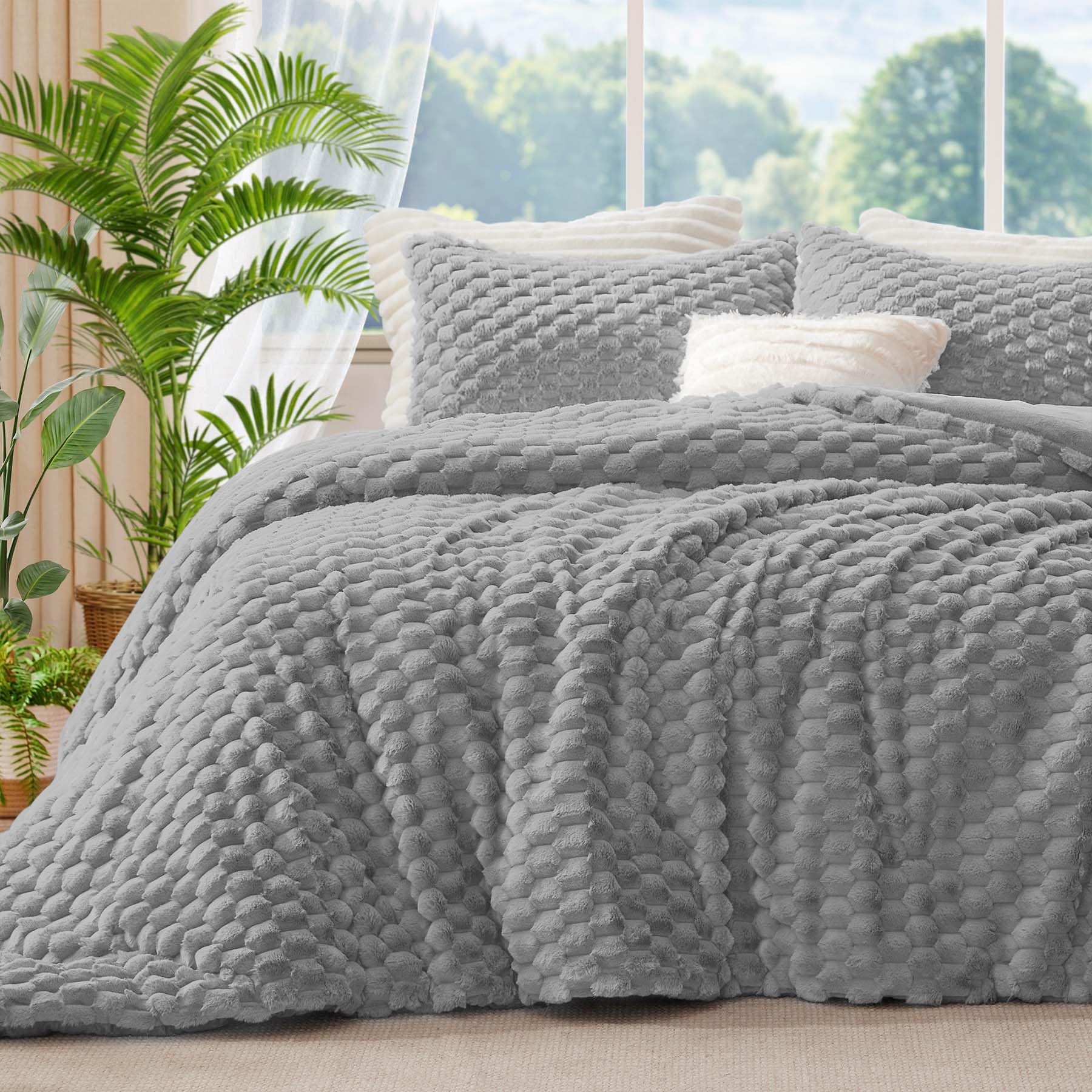 BEDELITE Fluffy Queen Comforter Set - Light Grey Fleece Soft Comforter for Queen Size Bed, Luxury Warm Bedding Set for Winter, Fuzzy Bed Set 3 Pieces (1 Comforter, 2 Pillowcases)