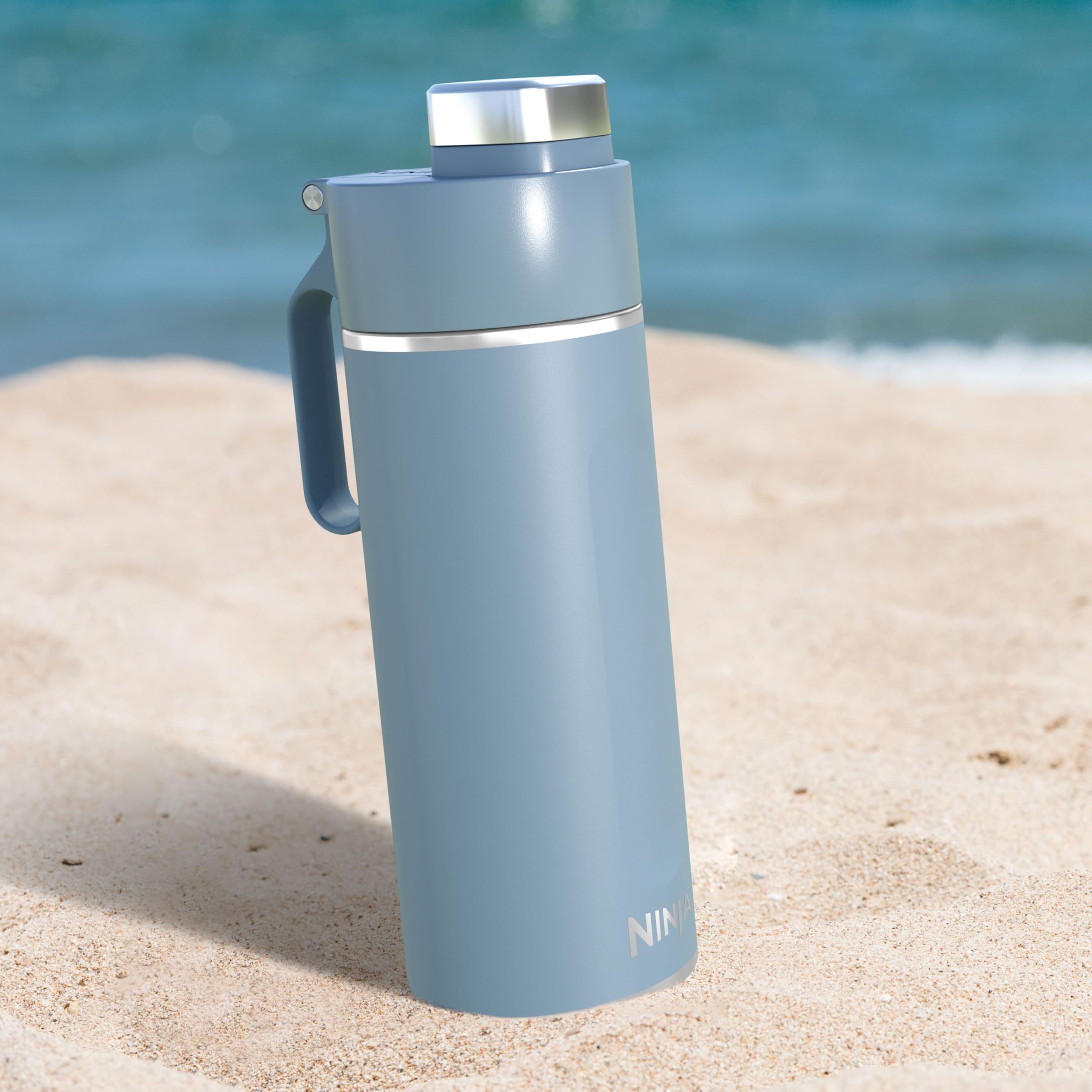 Ninja Thirsti botella de agua de acero inoxidable 700 ml, térmica con tapa antigoteo y triple aislamiento para bebidas con gas, calientes y frías, botella deportiva y de viaje, azul, DW2401EUUKBL