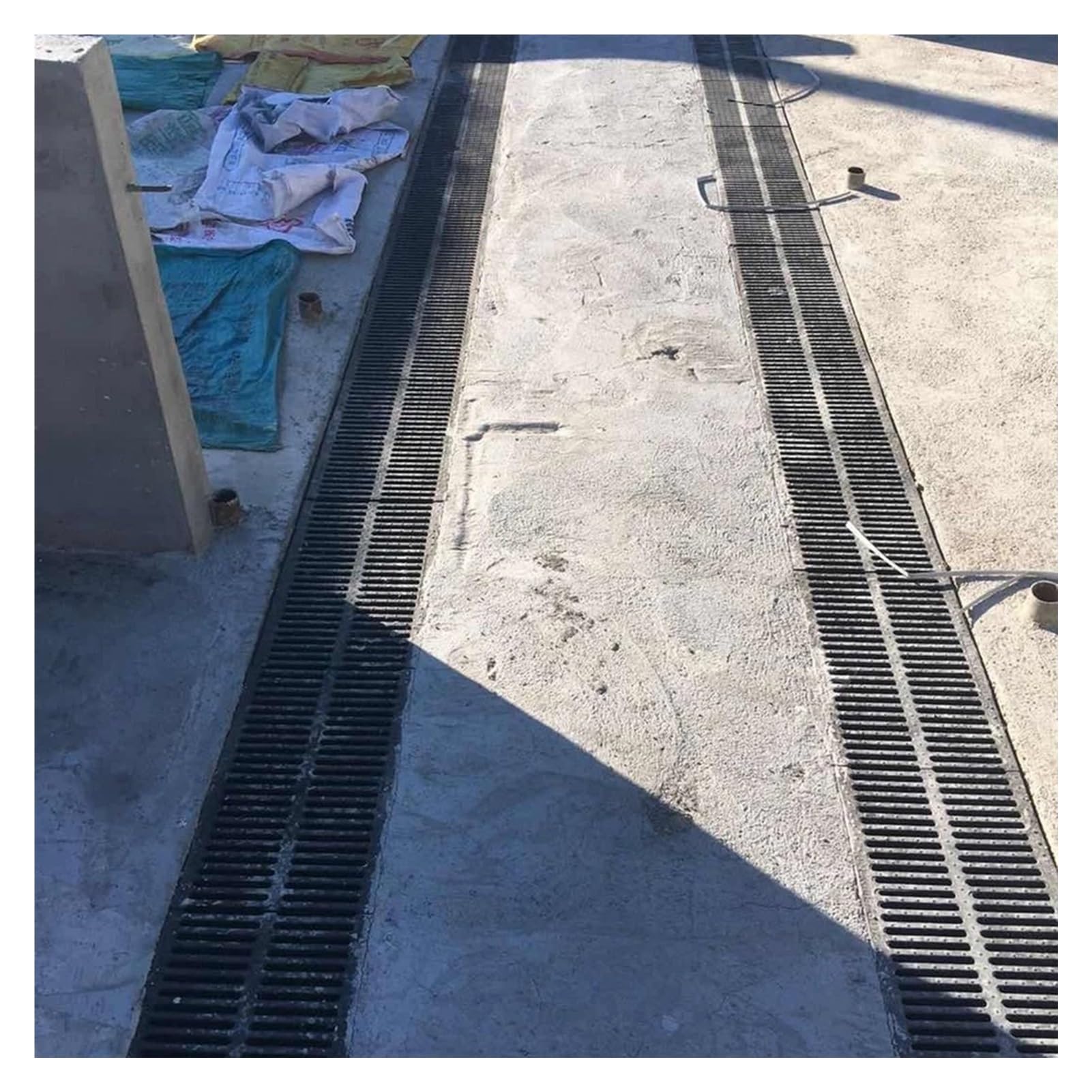 Rejilla de drenaje negra resistente, cubierta rectangular para canalón de drenaje de jardín, material de resina para gestión del agua de lluvia (50 x 20 x 2 cm)