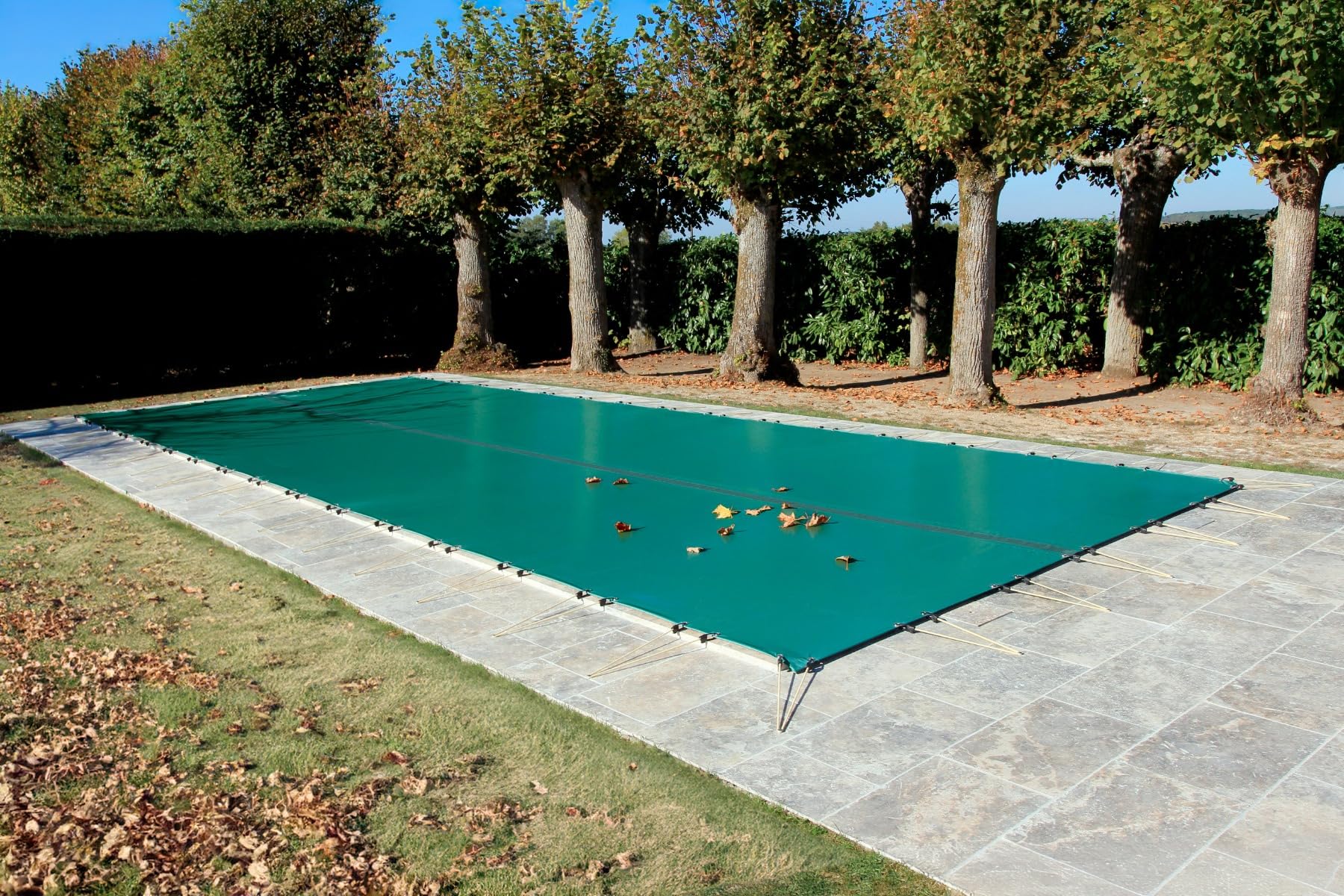 Bâche d'Hivernage Verte 6,60 x 3,60 m pour Piscine Maximum 6 x 3 m avec Grille Centrale d'Evacuation - Fabrication Française - Direct Usine - 550 g/m² - Livrée avec Sandows Cabiclic + Pitons Crosse