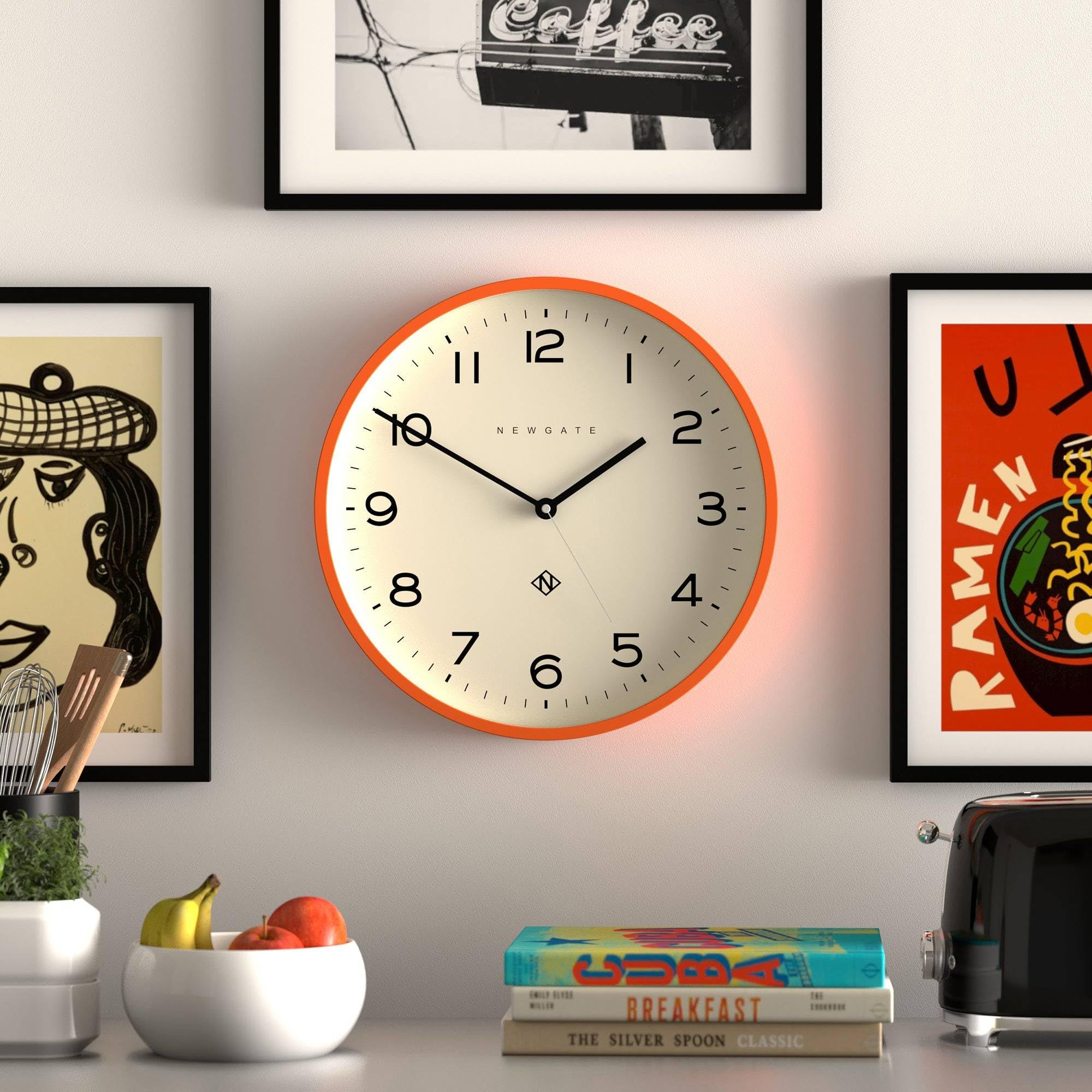Newgate® Number Three Echo Orologio a parete | Orologio a tondo moderno | 37cm | Arancia zucca | Numeri facili da leggere | Ideale per cucina, soggiorno o ufficio