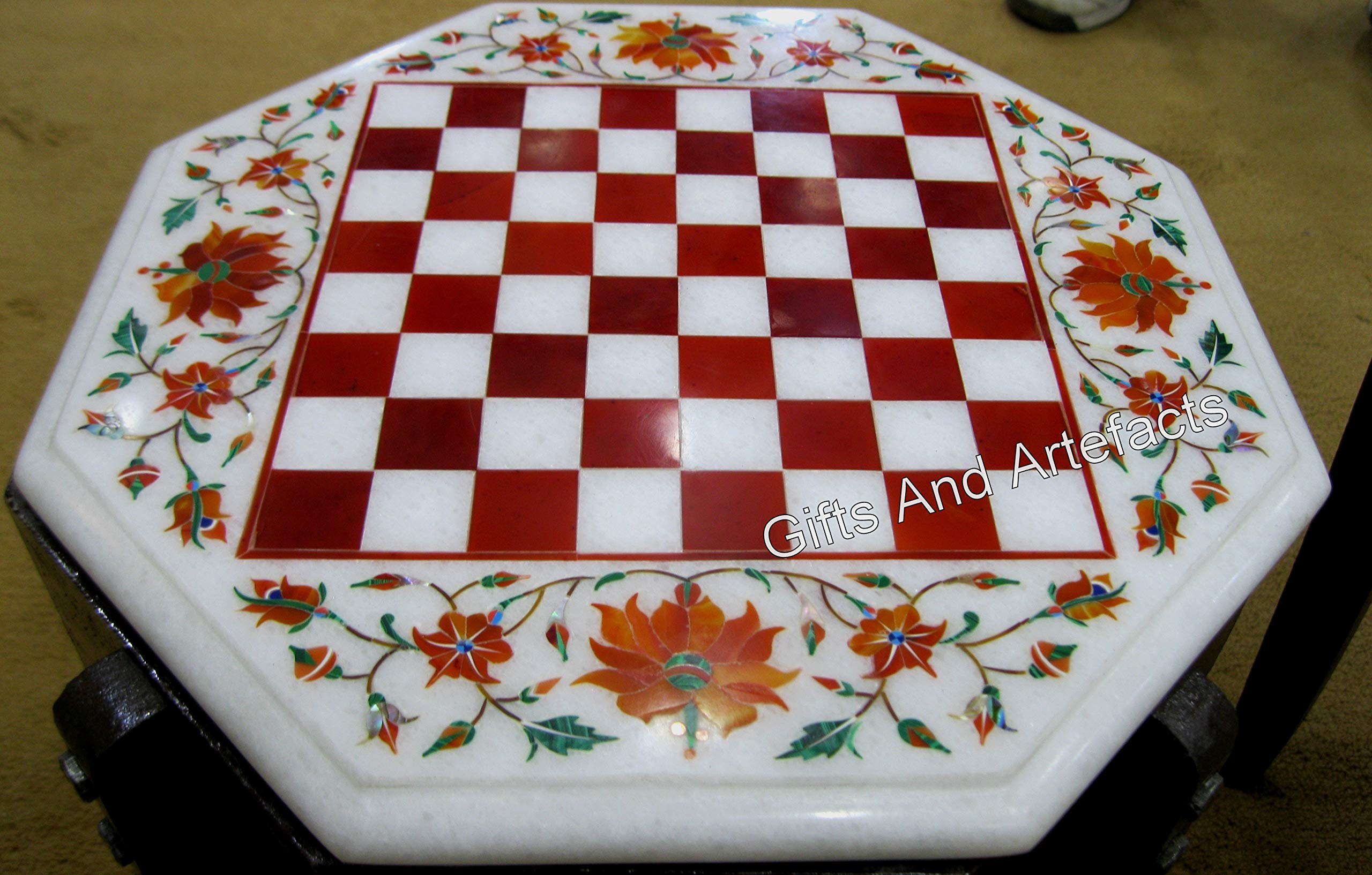 Table basse en marbre blanc et cornaline pour sublimer votre salon cosy