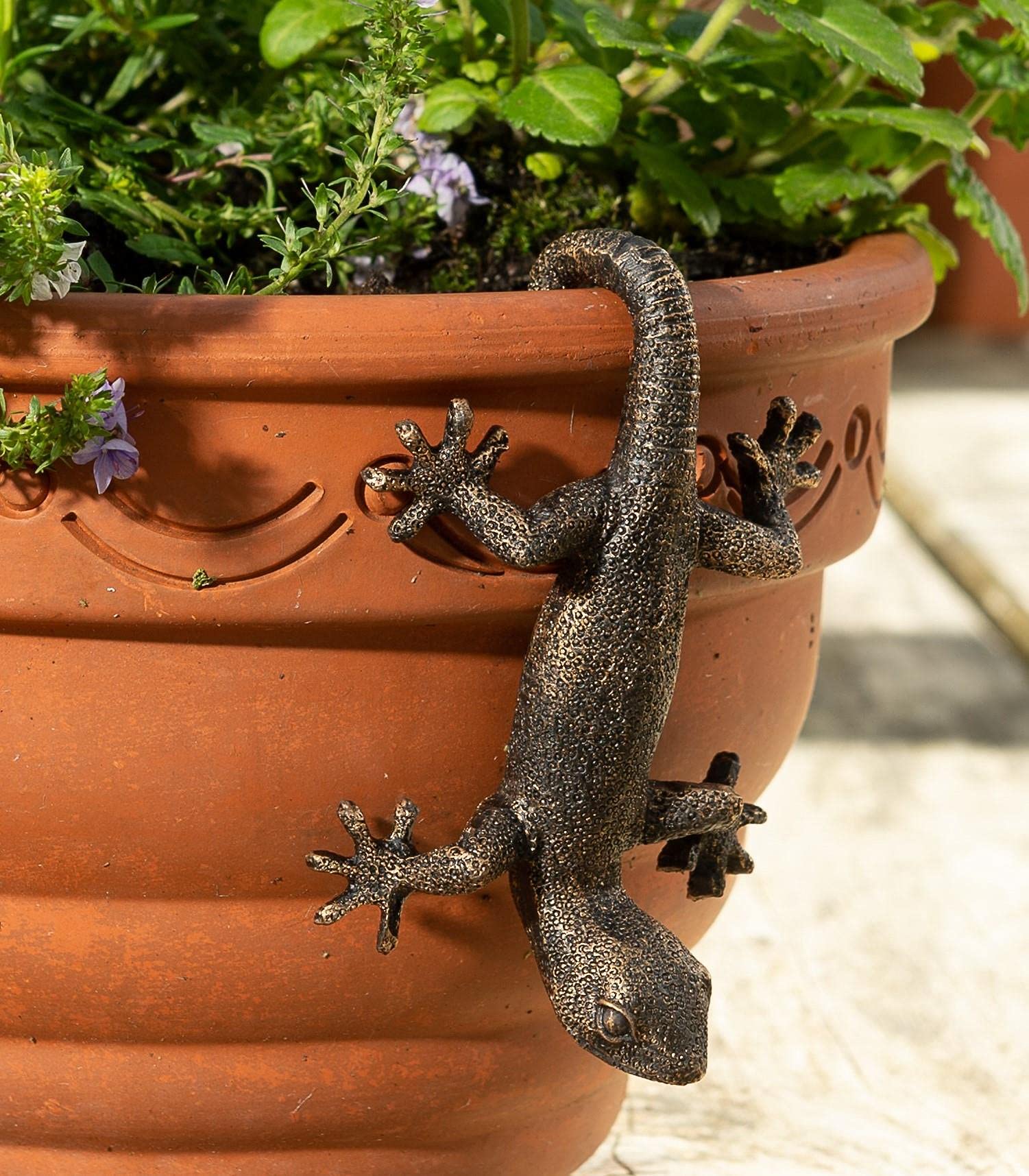 Pot Buddies Handmade Gecko Figure Plant Pot Hanger - Decorative Hanging Garden Ornament - Flower Planter Figurine